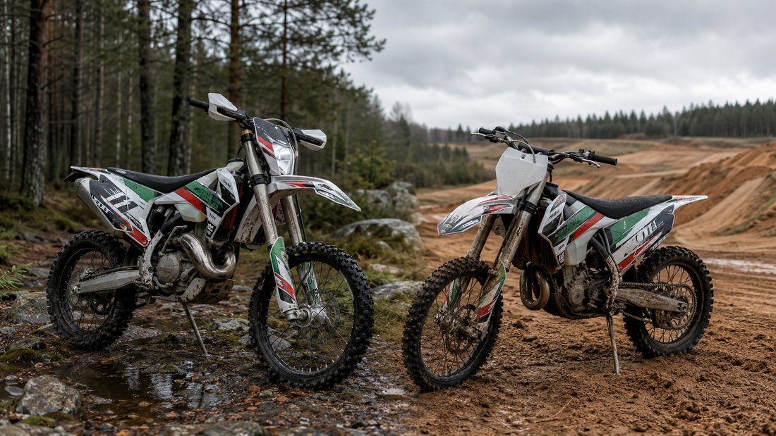 Enduro- ja motocross-pyörä rinnakkain metsäpolun ja avoimen radan ympäristössä