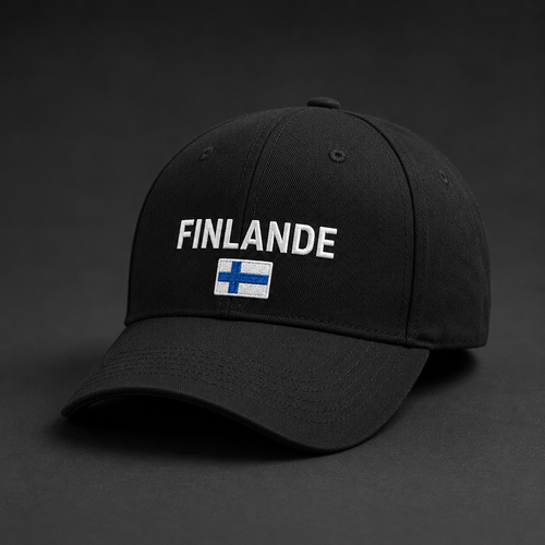 Musta brodeerattu lippis, jossa valkoinen FINLANDE-teksti ja pieni sinivalkoinen Suomen lippu