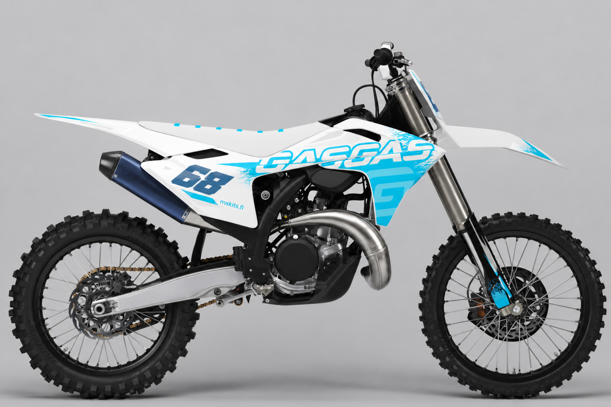 Valkoinen ja syaaninsininen GasGas-motocrosspyörä Intense Blue -grafiikalla, numero 68, GASGAS ja mxkits.fi.