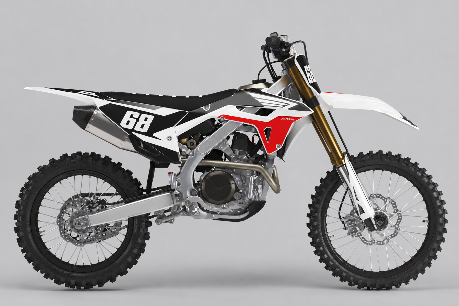 Valkomusta Honda CRF Varjokiila pienellä punaisella aksentilla, kaksi 68-numeroa ja mxkits.fi sivupaneelissa.