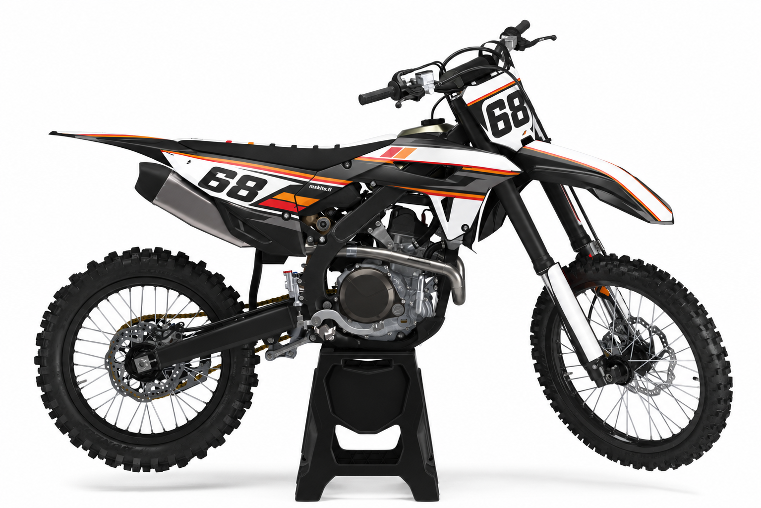 Hiilimusta-oranssi Honda telineellä, numero 68 etu- ja sivukilvessä sekä pieni mxkits.fi sivugrafiikassa.