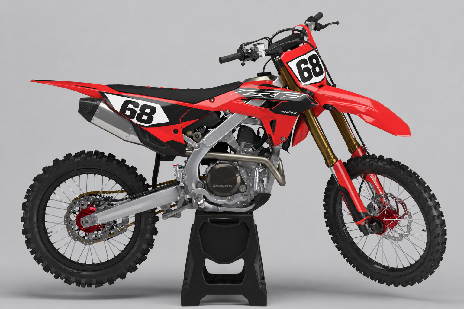 Punainen Honda mustin ja valkoisin Kitkan Varjo -leikkauksin, numero 68 edessä ja takasivulla sekä pieni mxkits.fi sivussa.
