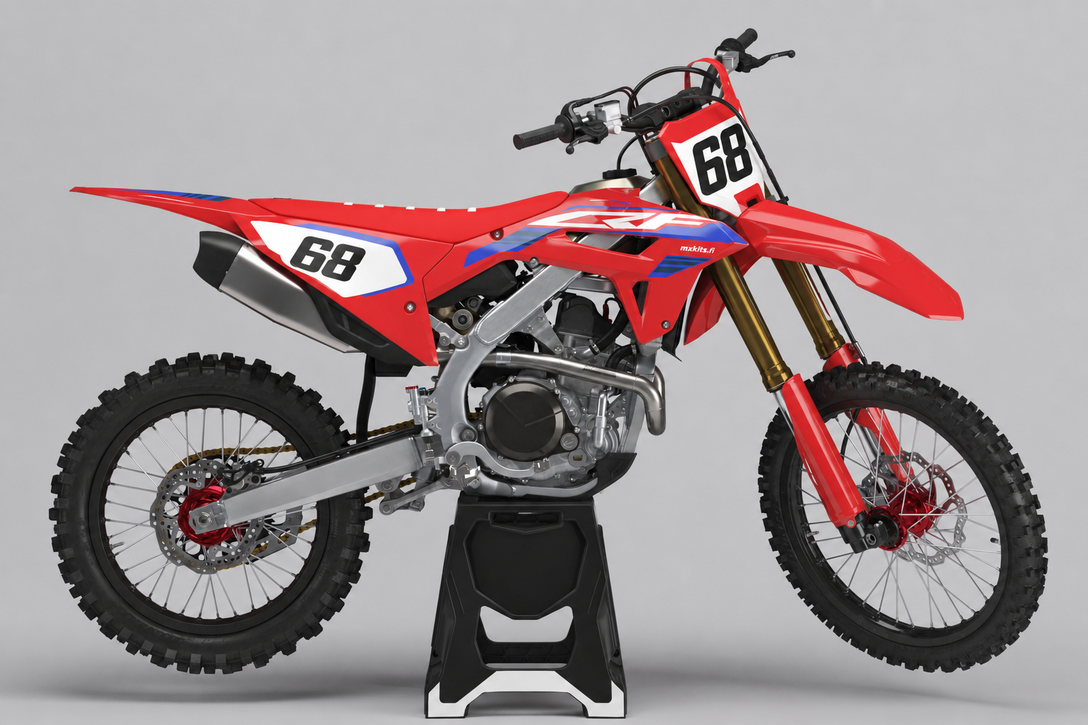 Punavalkosininen Honda Perintölinja-grafiikalla, numero 68 etunumerokilvessä ja takasivulla sekä pieni mxkits.fi sivussa.
