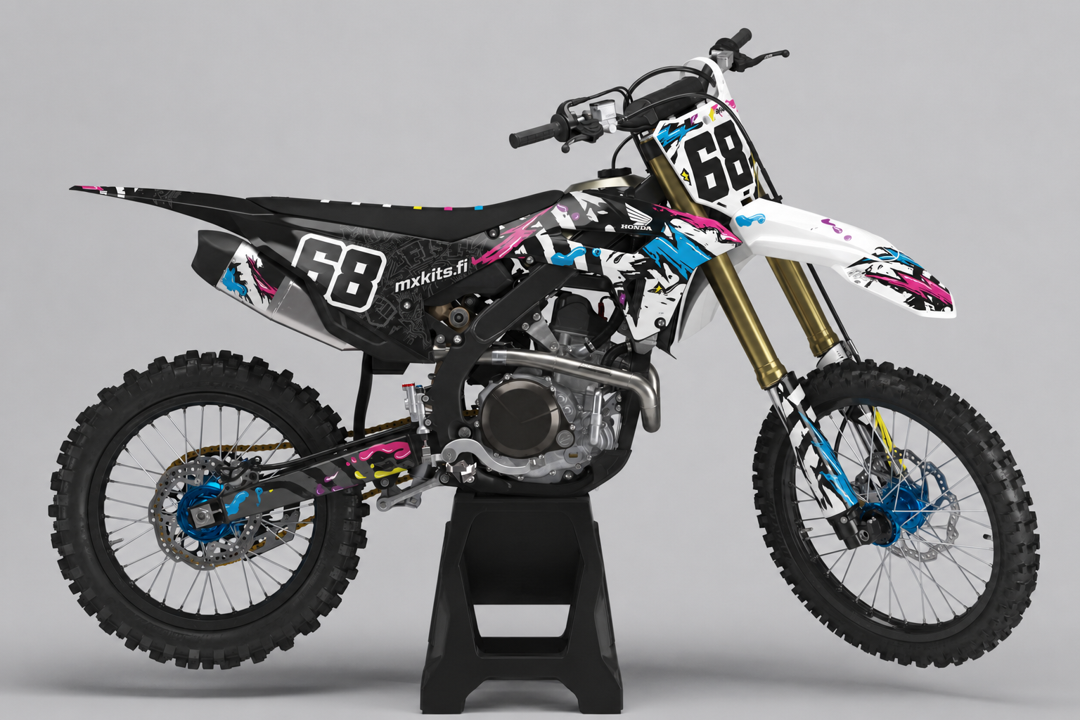 Honda Rytminyrkki mustavalkoinen motocross-tarrasarja sinisillä pinkeillä ja keltaisilla roiskeilla sekä numerolla 68