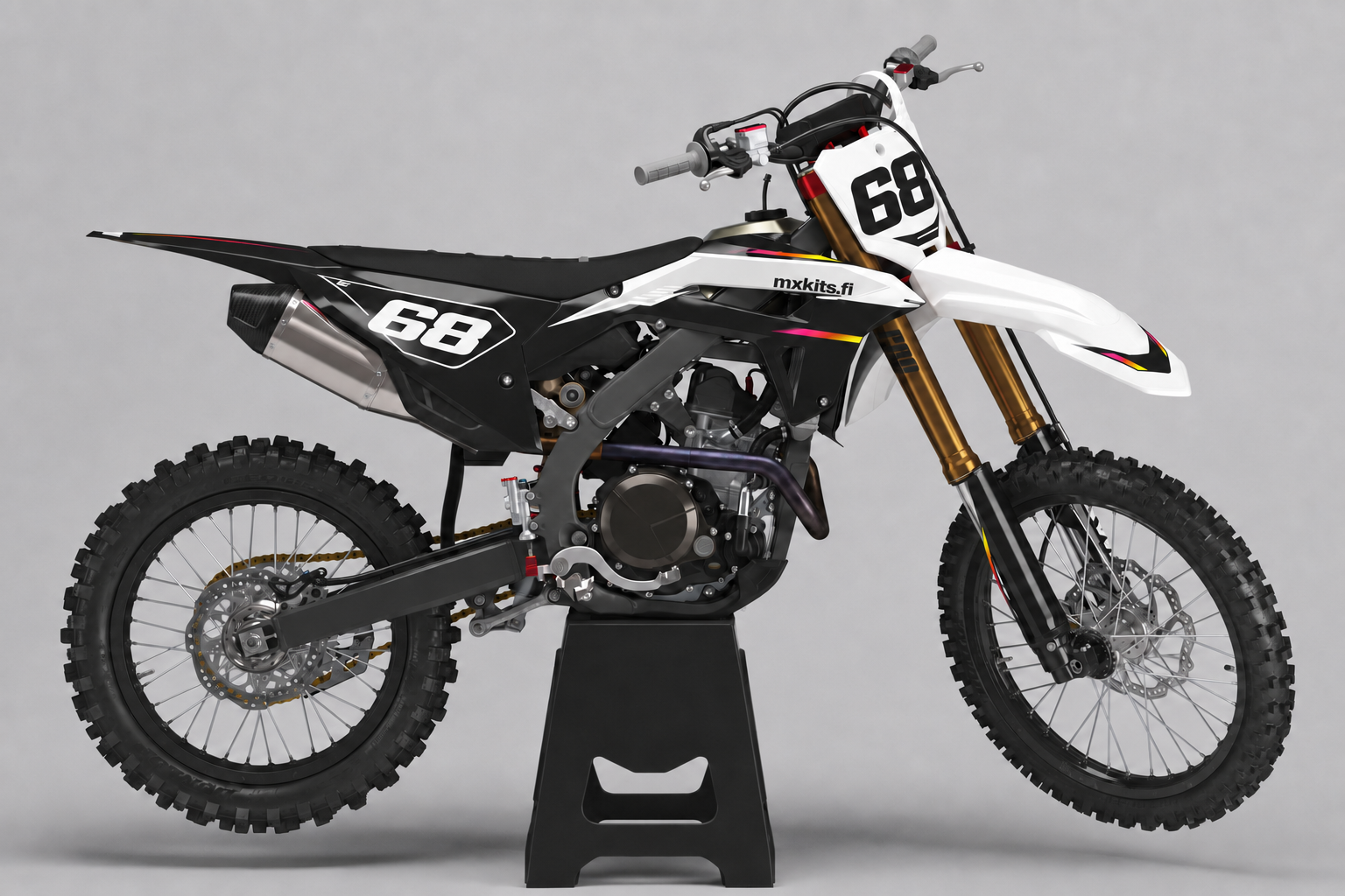 Mustavalkoinen Honda motocrosspyörä Ääretön Kontrasti -tarrasarjalla, numerolla 68 ja mxkits.fi-tekstillä