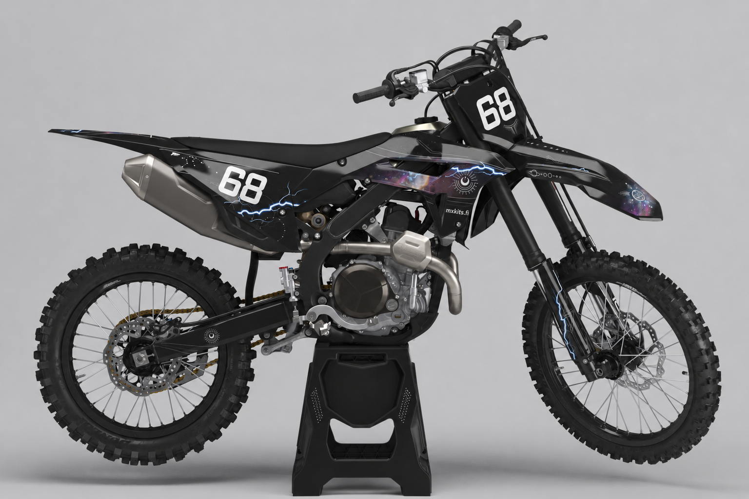 Musta Honda CRF Galaksikaari -motocross-tarrasarja sinisellä salamakuviolla ja numerolla 68