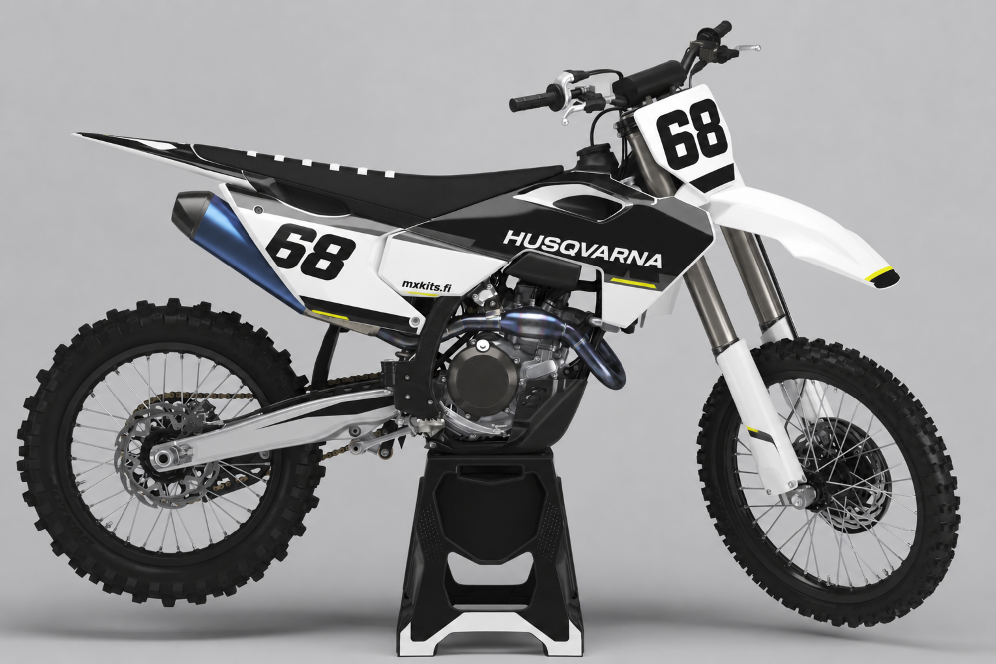 Musta ja valkoinen Husqvarna-motocrosspyörä selkeällä kaksivärisellä paneelijaolla, sinisellä vaimentimella ja pienillä happokeltaisilla korostuksilla, numero 68, HUSQVARNA ja mxkits.fi.