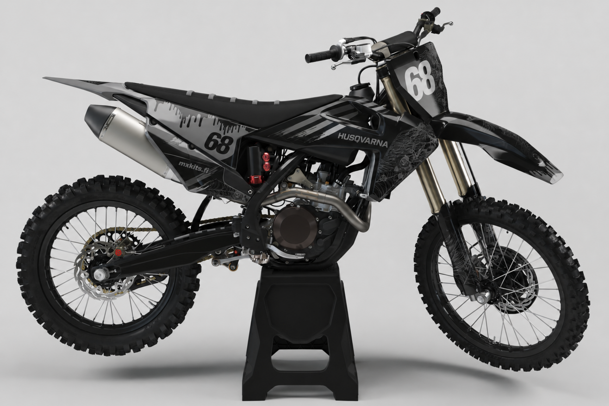 Hiilenmusta, harmaa ja hopeansävyinen Husqvarna-motocrosspyörä valuvalla maaligrafiikalla, vinoilla siveltimenvedoilla ja hienolla verkkokoristeella, kaksi numeroa 68, HUSQVARNA ja mxkits.fi.