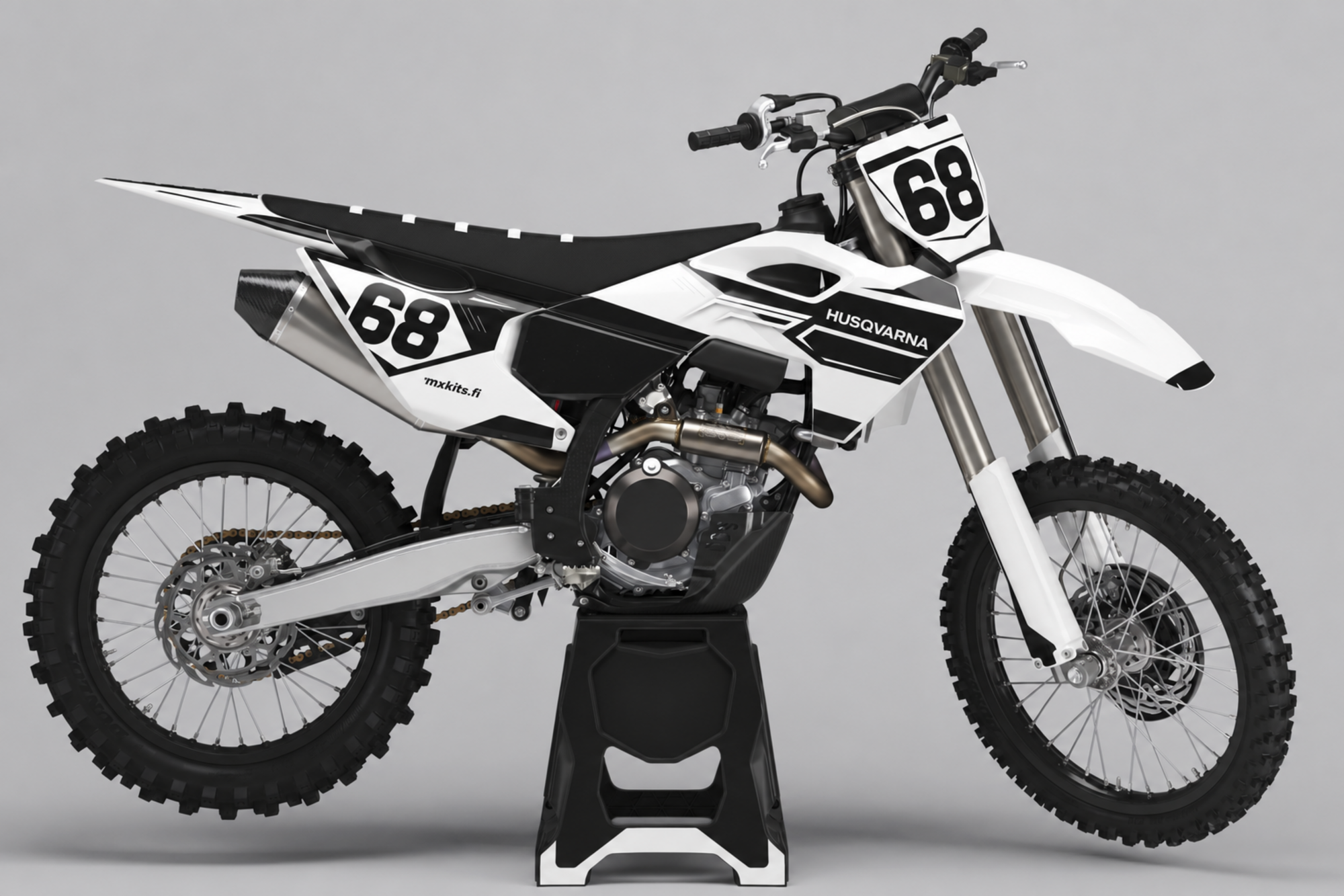 Valkoinen, musta ja hiilenharmaa Husqvarna-motocrosspyörä kerrostetuilla kulmaviivoilla, mustat numerot 68 valkoisissa kilvissä, valkoinen HUSQVARNA ja musta mxkits.fi.