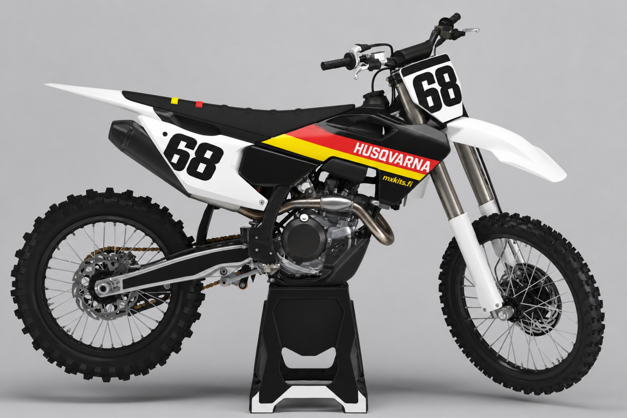 Valkoinen ja musta Husqvarna-motocrosspyörä kirkkaan punaisella ja keltaisella vaakaraidalla, kahdella mustalla 68-numerolla valkoisilla kilvillä, valkoinen HUSQVARNA ja keltainen mxkits.fi.