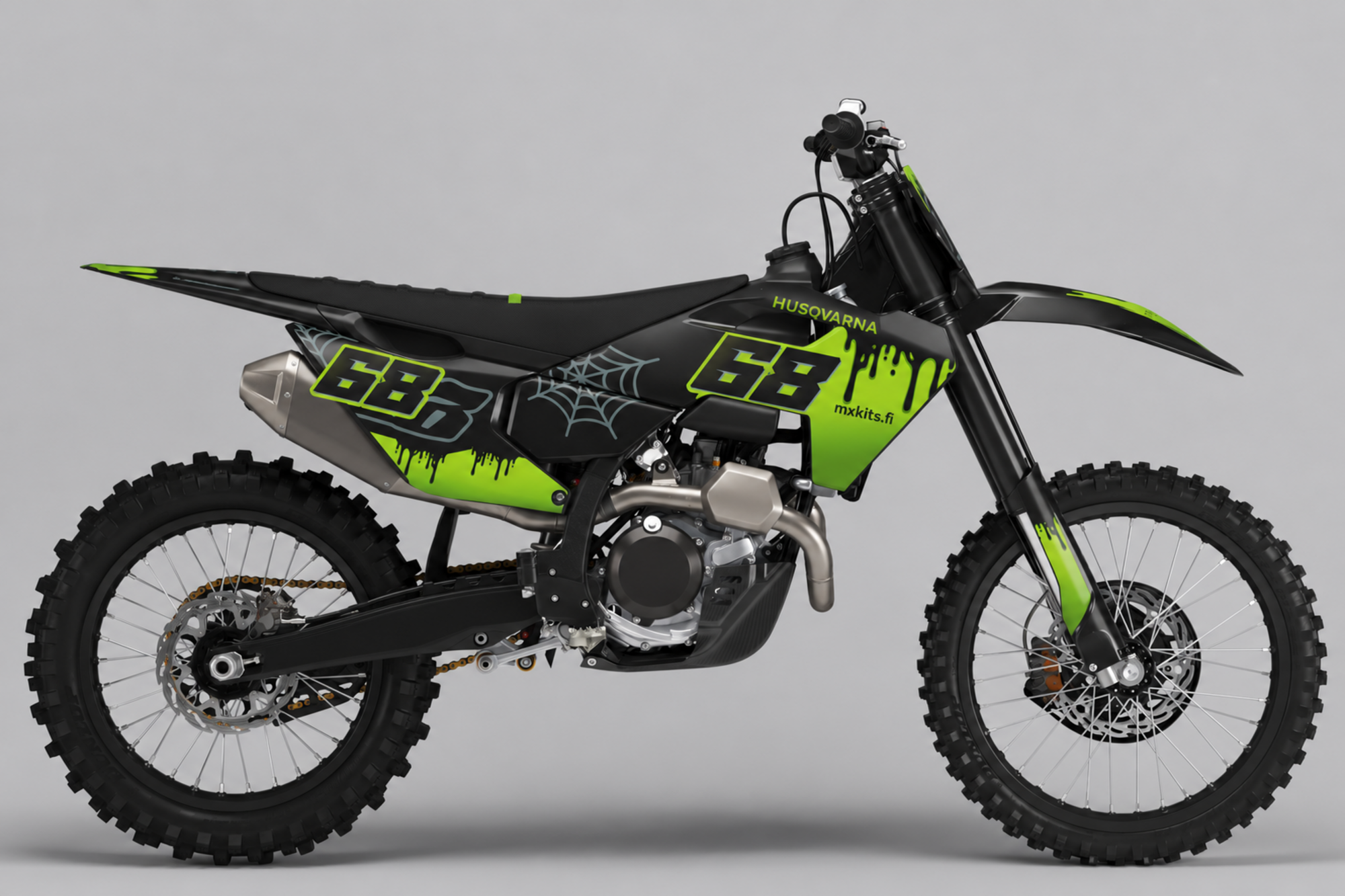 Musta Husqvarna-motocrosspyörä neonlimen vihreällä Halloween-hämähäkinseittigrafiikalla, numero 68 ja mxkits.fi.