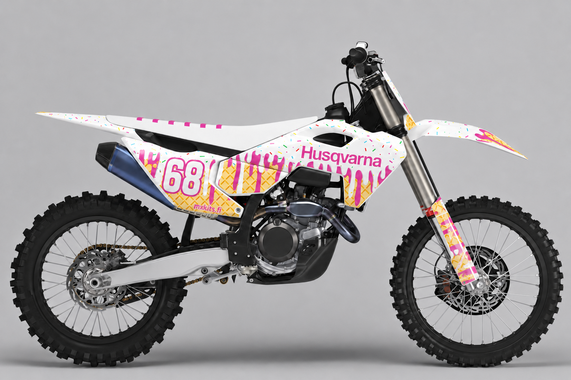 Husqvarna Vohvelisade -tarrasarja numerolla 68, valkoinen pohja, magentavalumat, vohvelikuvio ja väriströsselit