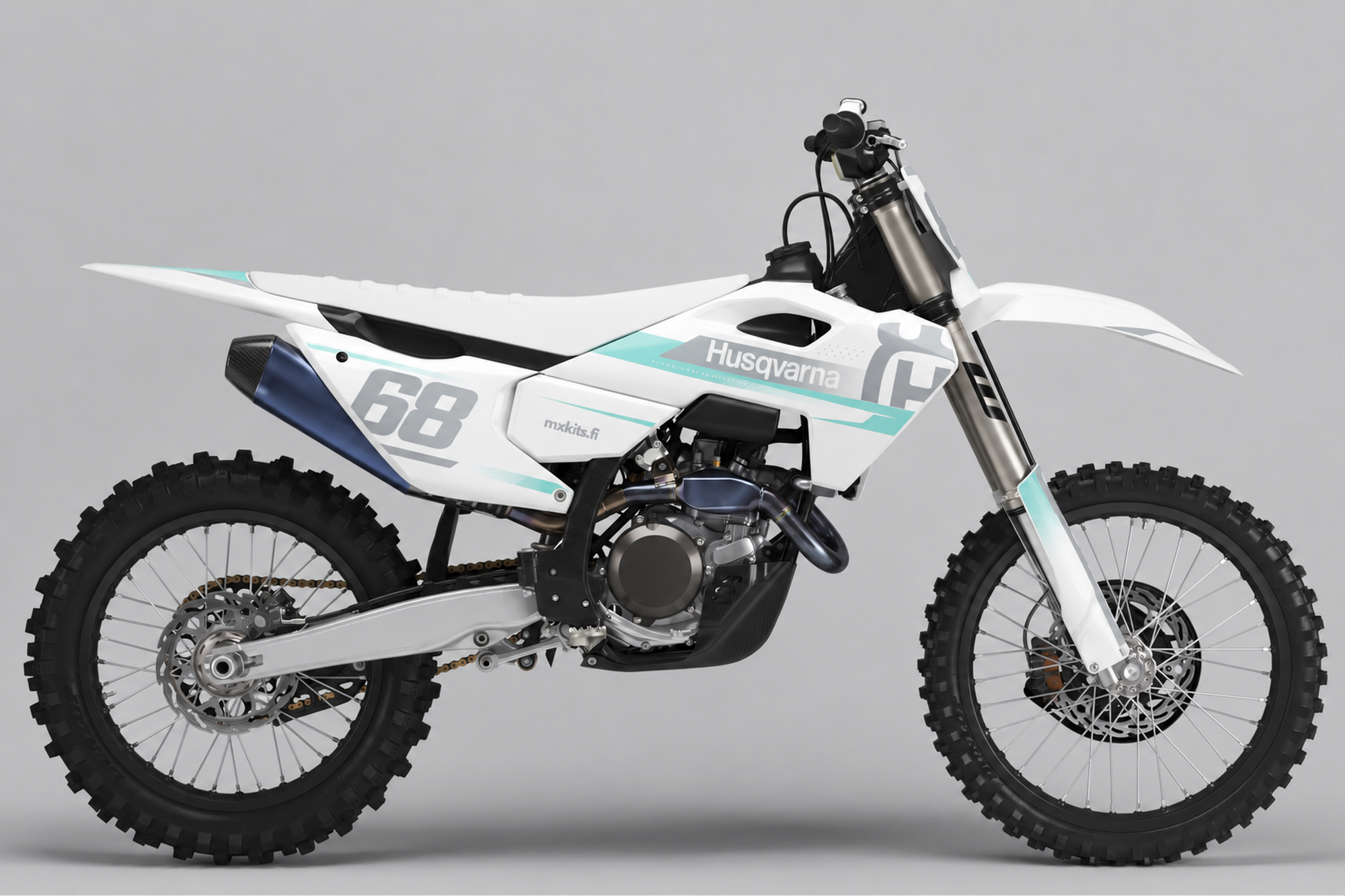 Valkoinen ja mintunturkoosi Husqvarna-motocrosspyörä vaalealla Inspire-grafiikalla, hopeanharmaa numero 68 ja mxkits.fi.
