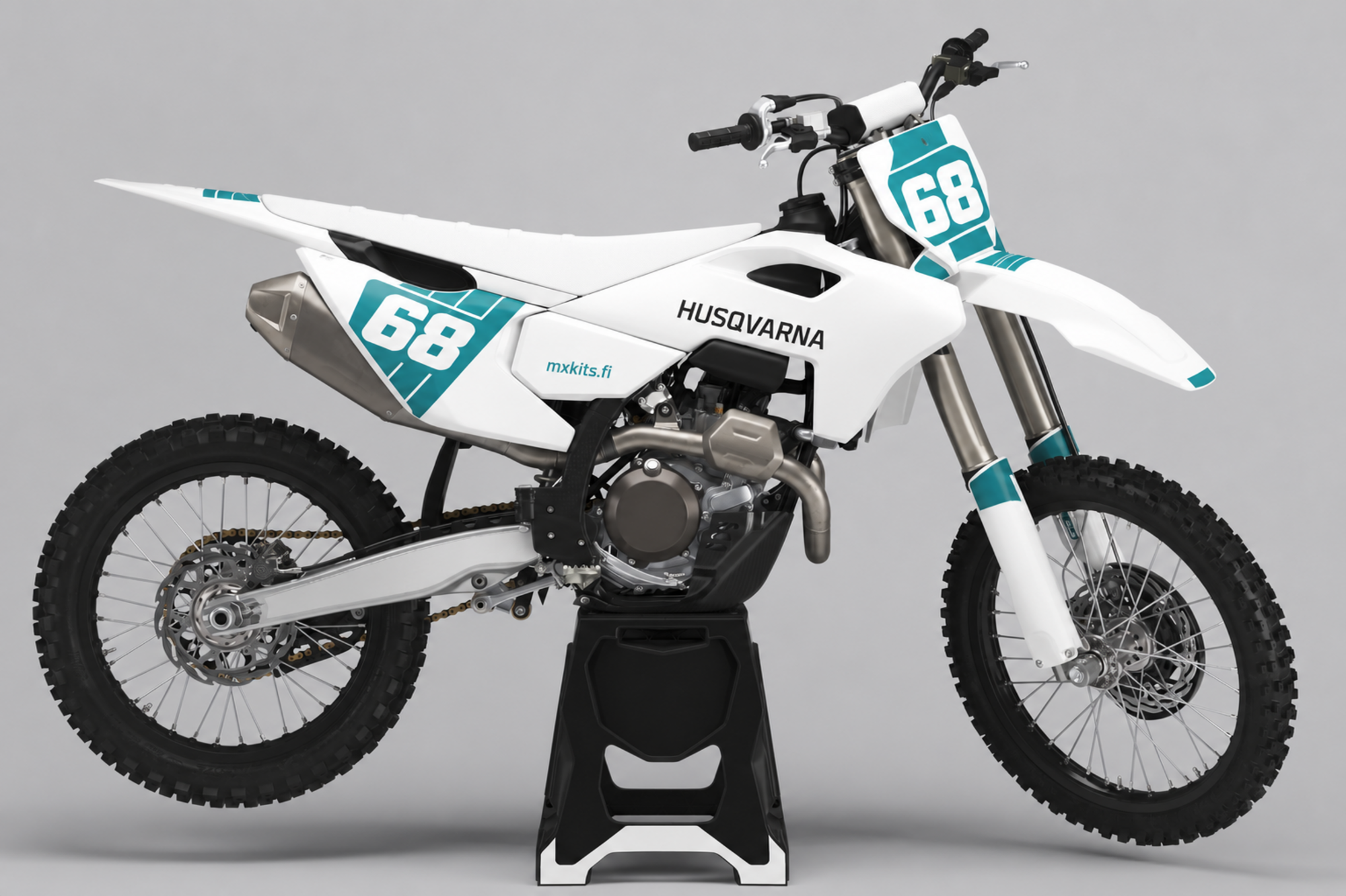 Valkoinen Husqvarna-motocrosspyörä turkooseilla numerokentillä, puhtailla mustilla yksityiskohdilla ja pelkistetyllä Ivory-ilmeellä, numero 68, HUSQVARNA ja mxkits.fi.