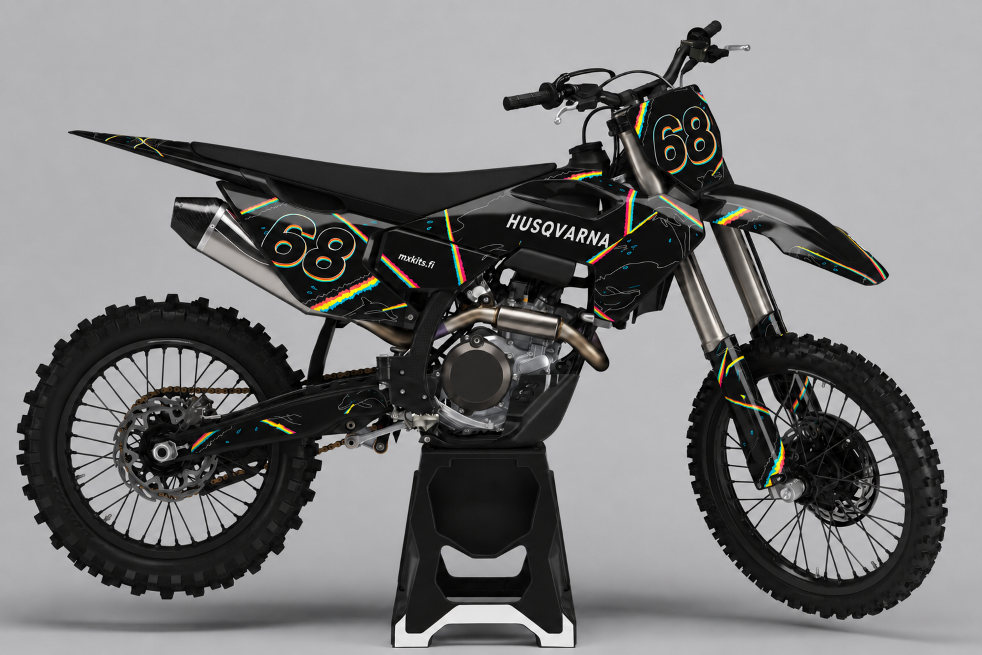 Musta Husqvarna-motocrosspyörä ohuilla sähköisen syaaneilla, pinkeillä, keltaisilla ja valkoisilla glitch-juovilla, monivärisesti reunustetut numerot 68, valkoinen HUSQVARNA ja mxkits.fi.
