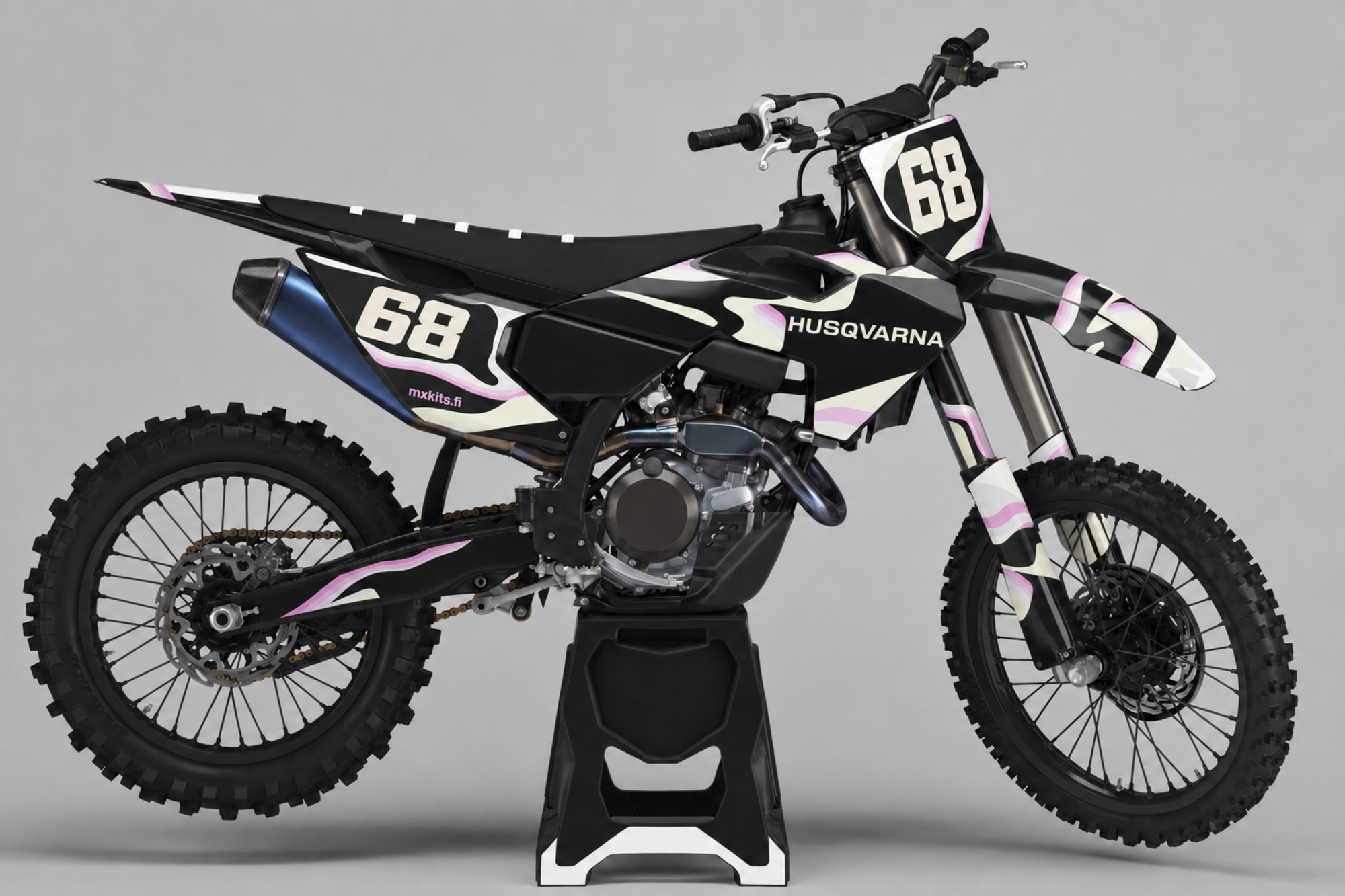 Musta Husqvarna-motocrosspyörä lämpimän norsunluun, vaaleanharmaan ja pehmeän roosan virtaavalla orgaanisella kuviolla, norsunluunväriset numerot 68 edessä ja sivulla, norsunluunvärinen HUSQVARNA sekä roosa mxkits.fi.