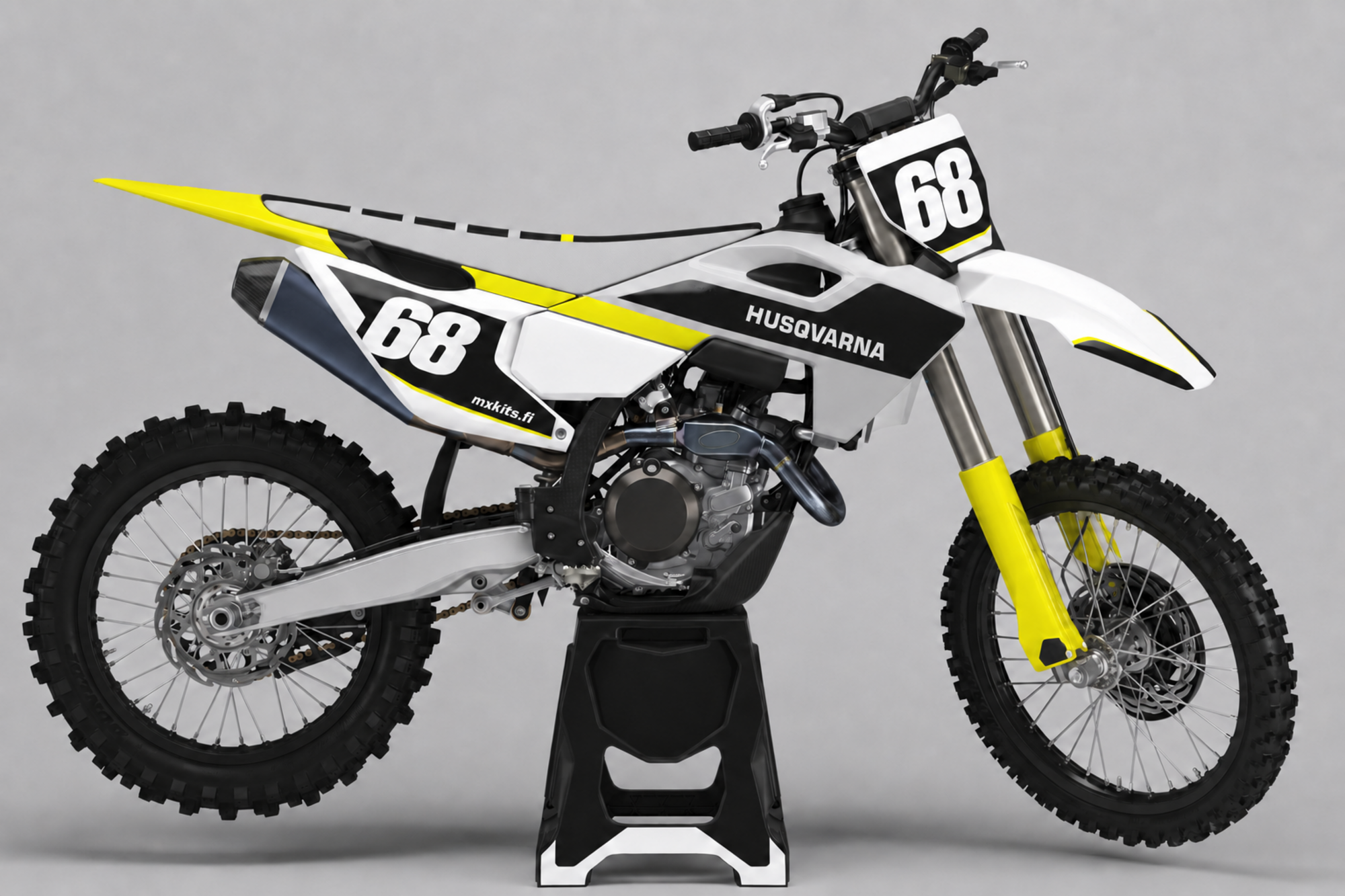 Valkoinen ja musta Husqvarna-motocrosspyörä kirkkaankeltaisella takalokasuojan kärjellä, keltaisilla haarukansuojilla, vinolla keskiraitalla ja pienillä syvänsinisillä korostuksilla; valkoiset numerot 68 mustissa etu- ja sivukentissä, valkoinen HUSQVARNA sekä mxkits.fi.