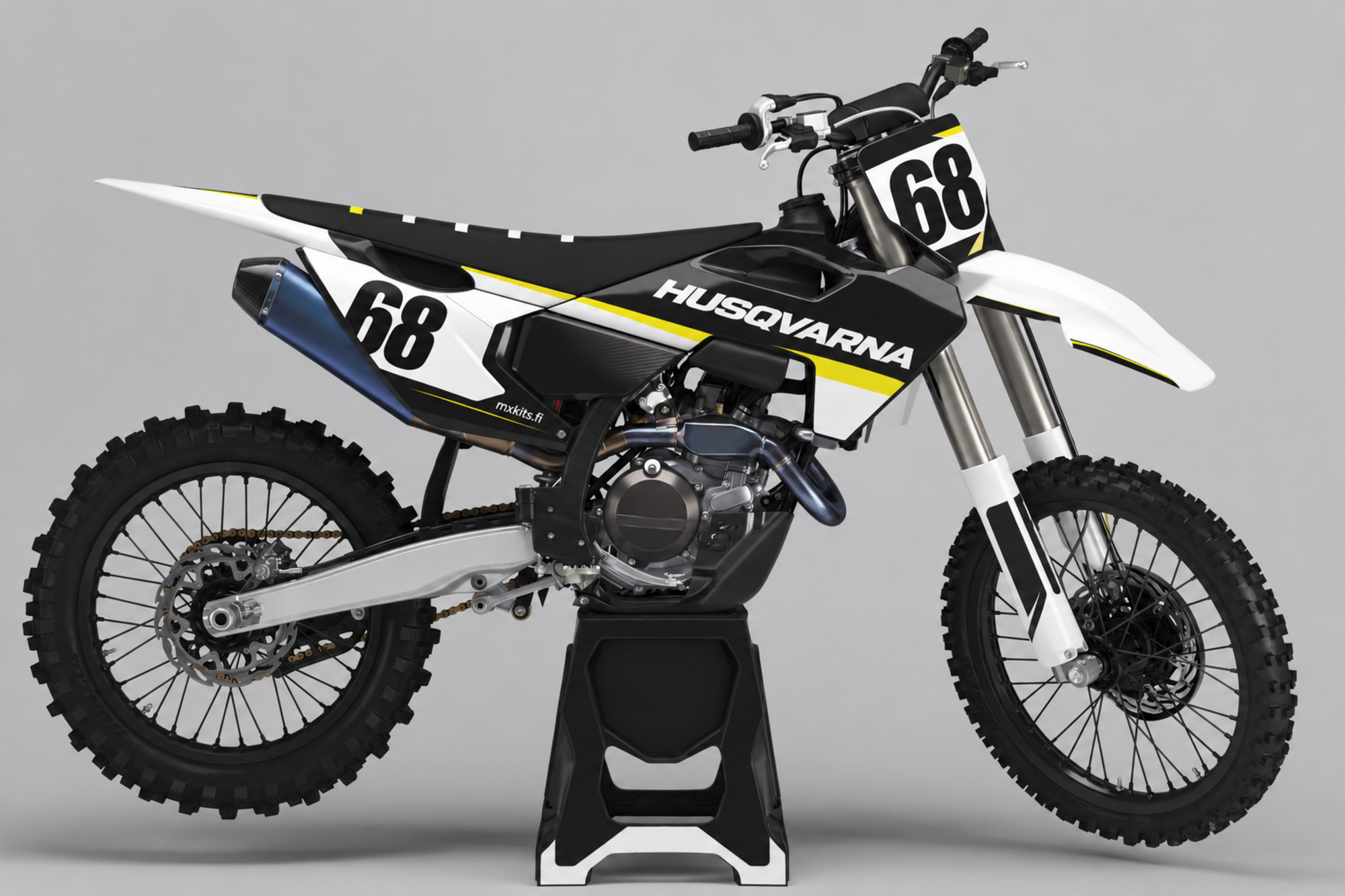 Musta-valkoinen Husqvarna-motocrosspyörä kirkkailla keltaisilla diagonaaleilla ja sinertävällä äänenvaimentimella, mustat numerot 68, valkoinen HUSQVARNA ja mxkits.fi.
