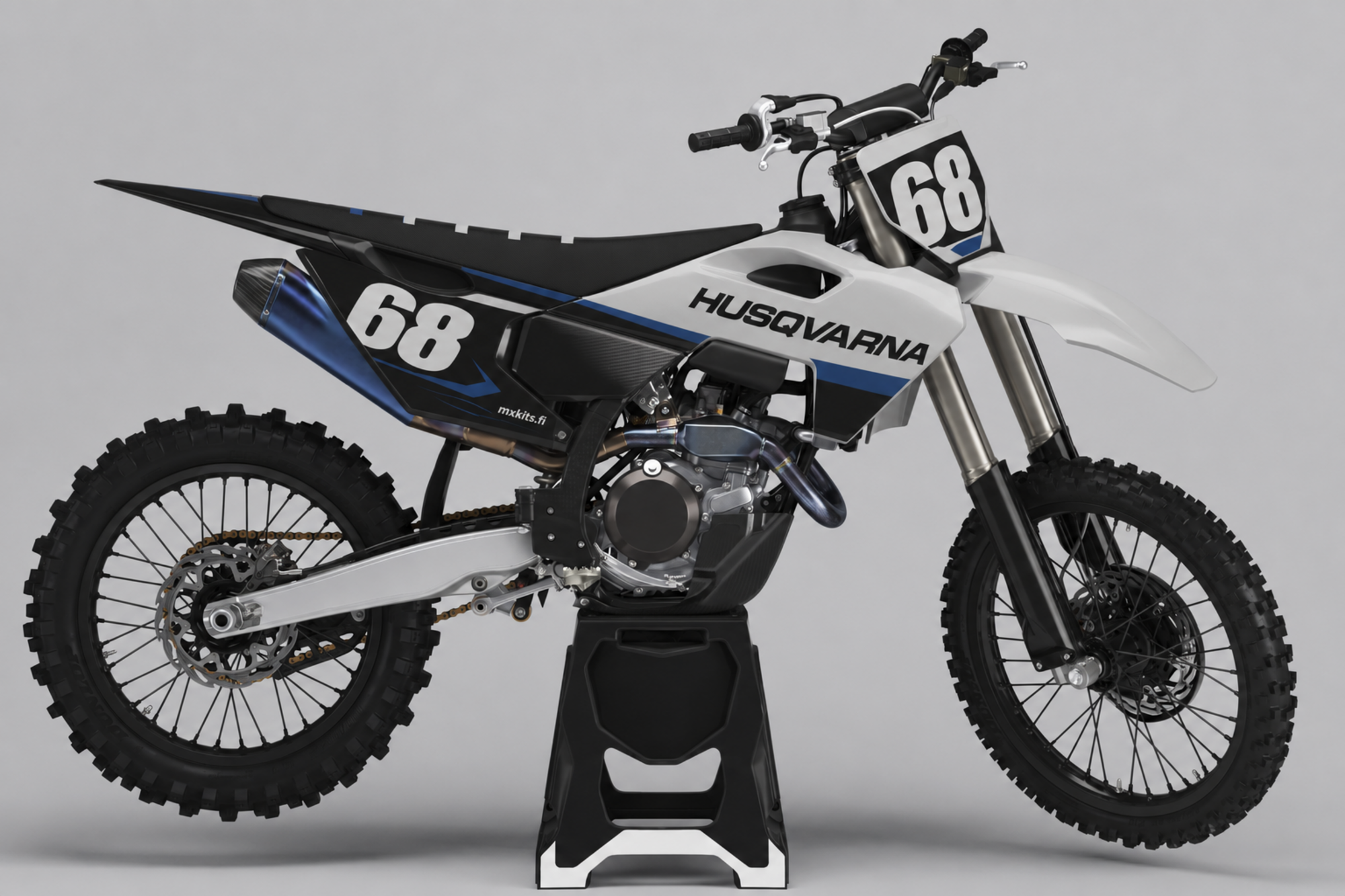 Viileänharmaa ja musta Husqvarna-motocrosspyörä ohuilla tummansinisillä diagonaaleilla, harmaat numerot 68 mustissa etu- ja sivukentissä, musta HUSQVARNA harmaalla pääkatteella ja valkoinen mxkits.fi mustassa sivupaneelissa.