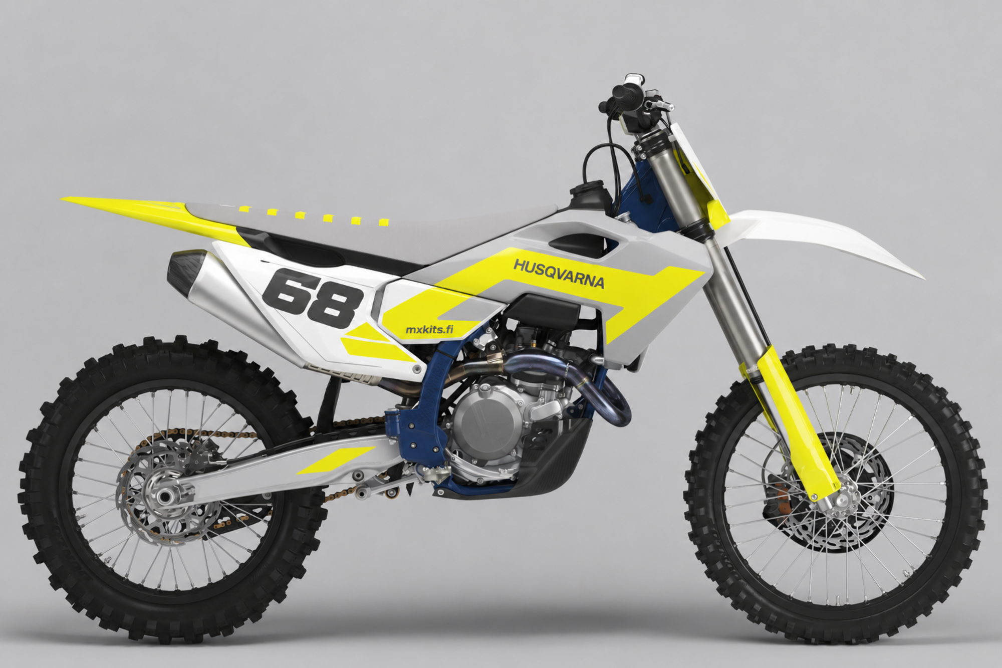 Valkoinen ja vaaleanharmaa Husqvarna-motocrosspyörä laajoilla fluoresoivan keltaisilla kulmapinnoilla ja teknisellä kilpailuilmeellä, numero 68, HUSQVARNA ja mxkits.fi.