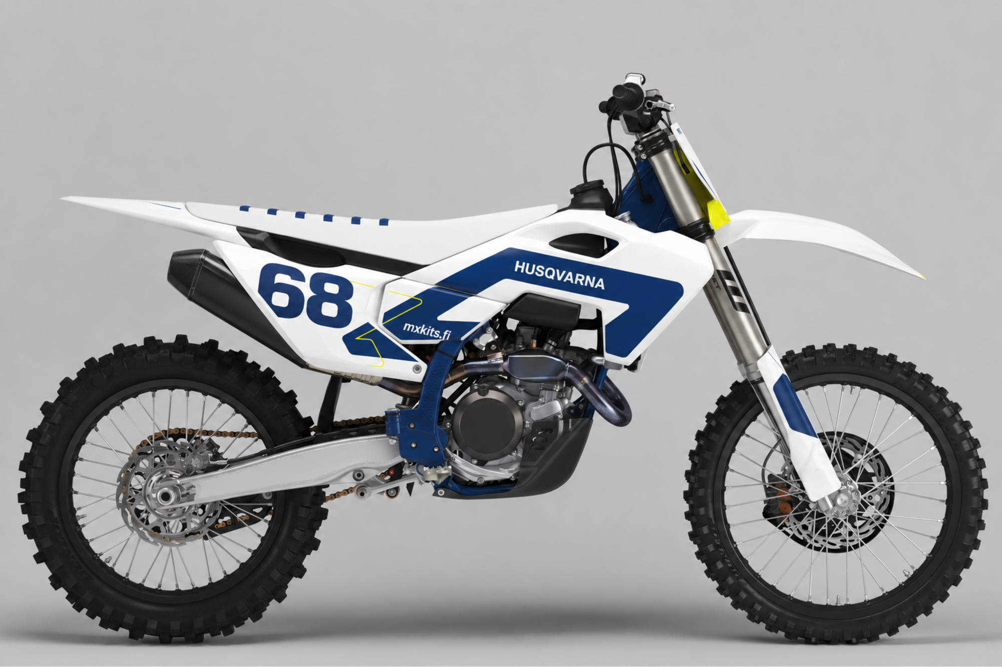 Valkoinen Husqvarna-motocrosspyörä syvänsinisillä kulmapaneeleilla ja ohuilla fluoresoivan keltaisilla rajaviivoilla, numero 68, HUSQVARNA ja mxkits.fi.