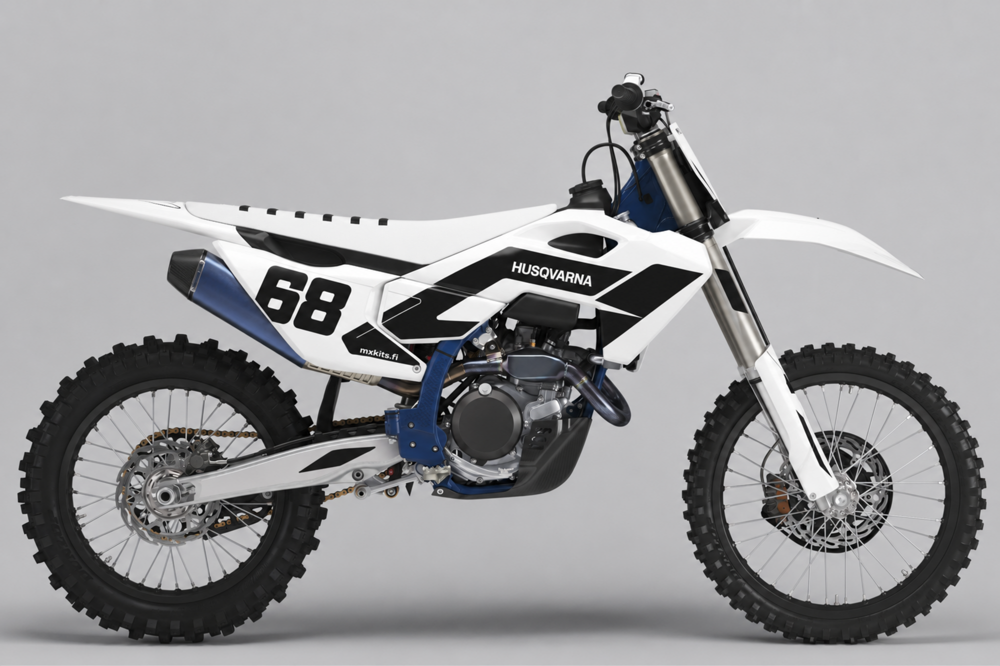Valkoinen Husqvarna-motocrosspyörä terävillä mustilla paneeliviisteillä ja puhtaalla mustavalkoisella kilpailugrafiikalla, numero 68, HUSQVARNA ja mxkits.fi.