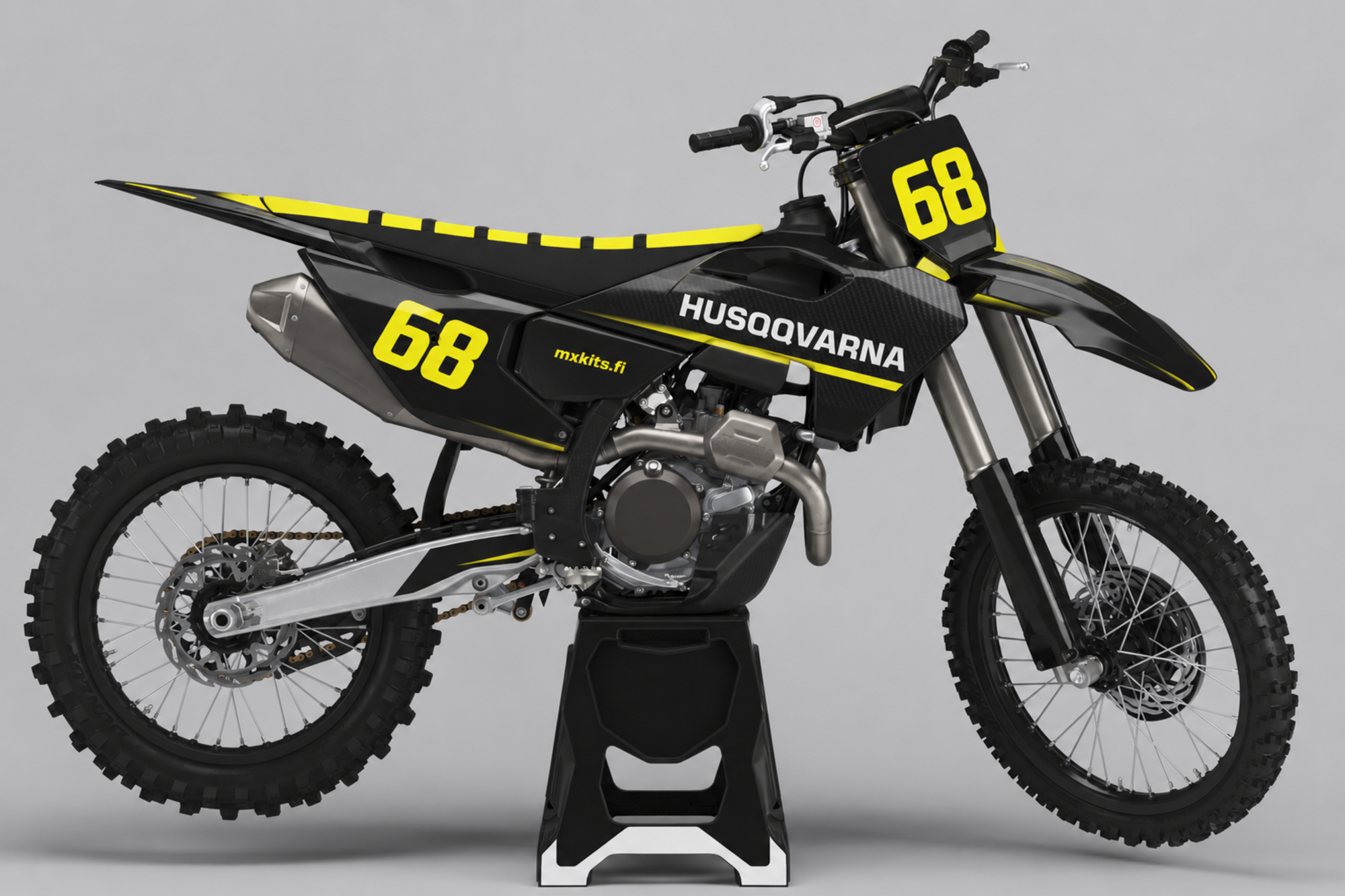 Musta ja hiilenharmaa Husqvarna-motocrosspyörä hienovaraisella hiilikuitupinnalla ja fluoresoivan keltaisilla korostuksilla, numero 68, HUSQVARNA ja mxkits.fi.
