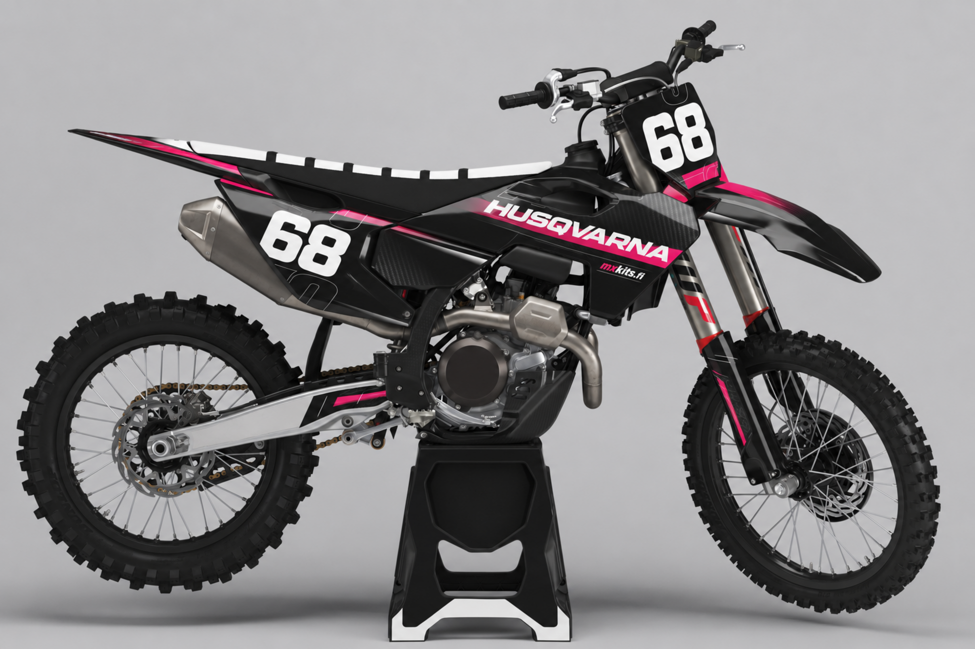 Musta ja valkoinen Husqvarna-motocrosspyörä kirkkailla magentaraidoilla, hienovaraisella painetulla hiilikuituvaikutelmalla ja kahdella valkoisella 68-numerolla, HUSQVARNA ja mxkits.fi.