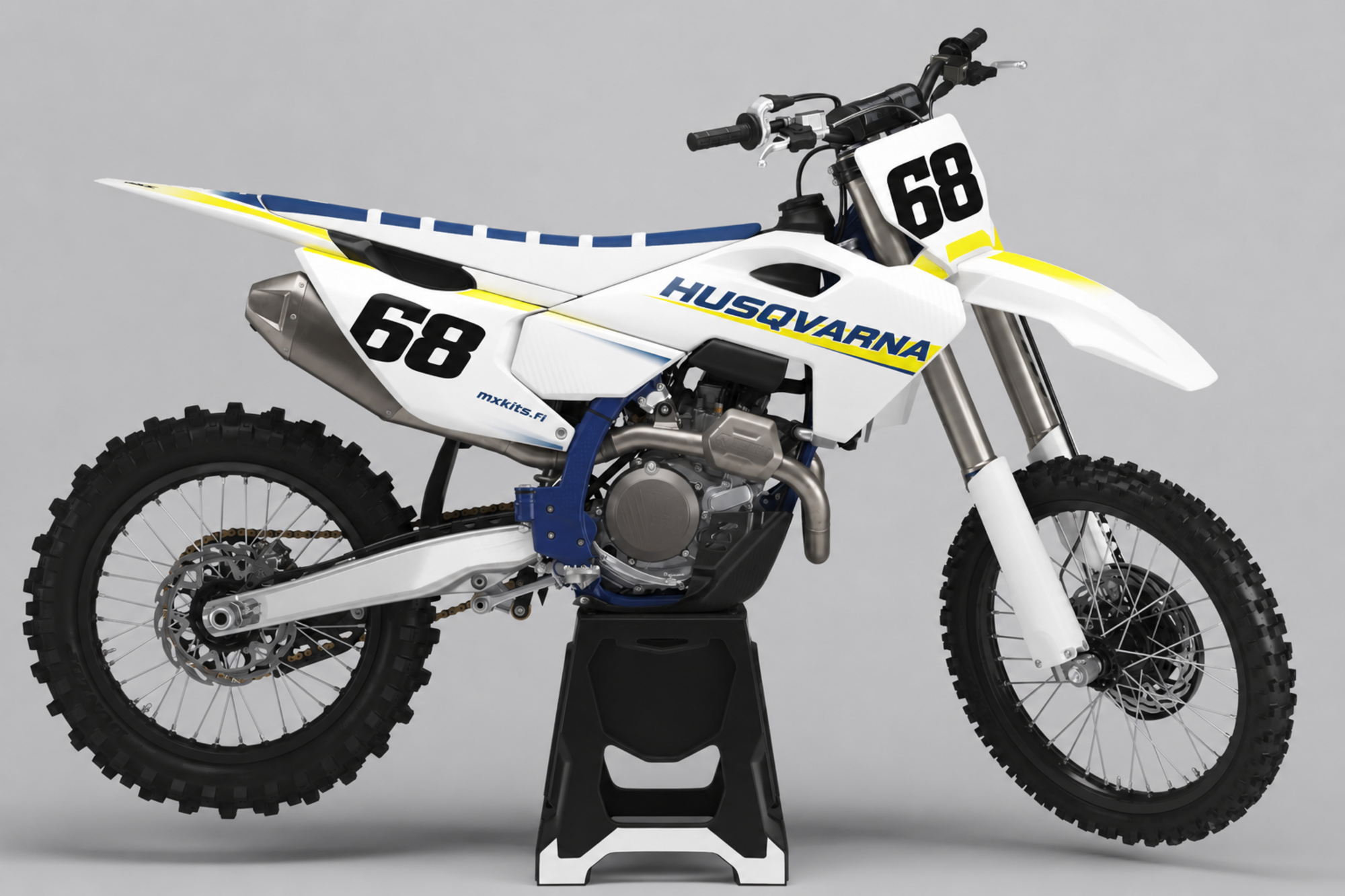 Valkoinen Husqvarna-motocrosspyörä syvänsinisillä viisteillä ja sitruunankeltaisilla korostuksilla, numerot 68 edessä ja sivulla, HUSQVARNA ja mxkits.fi.