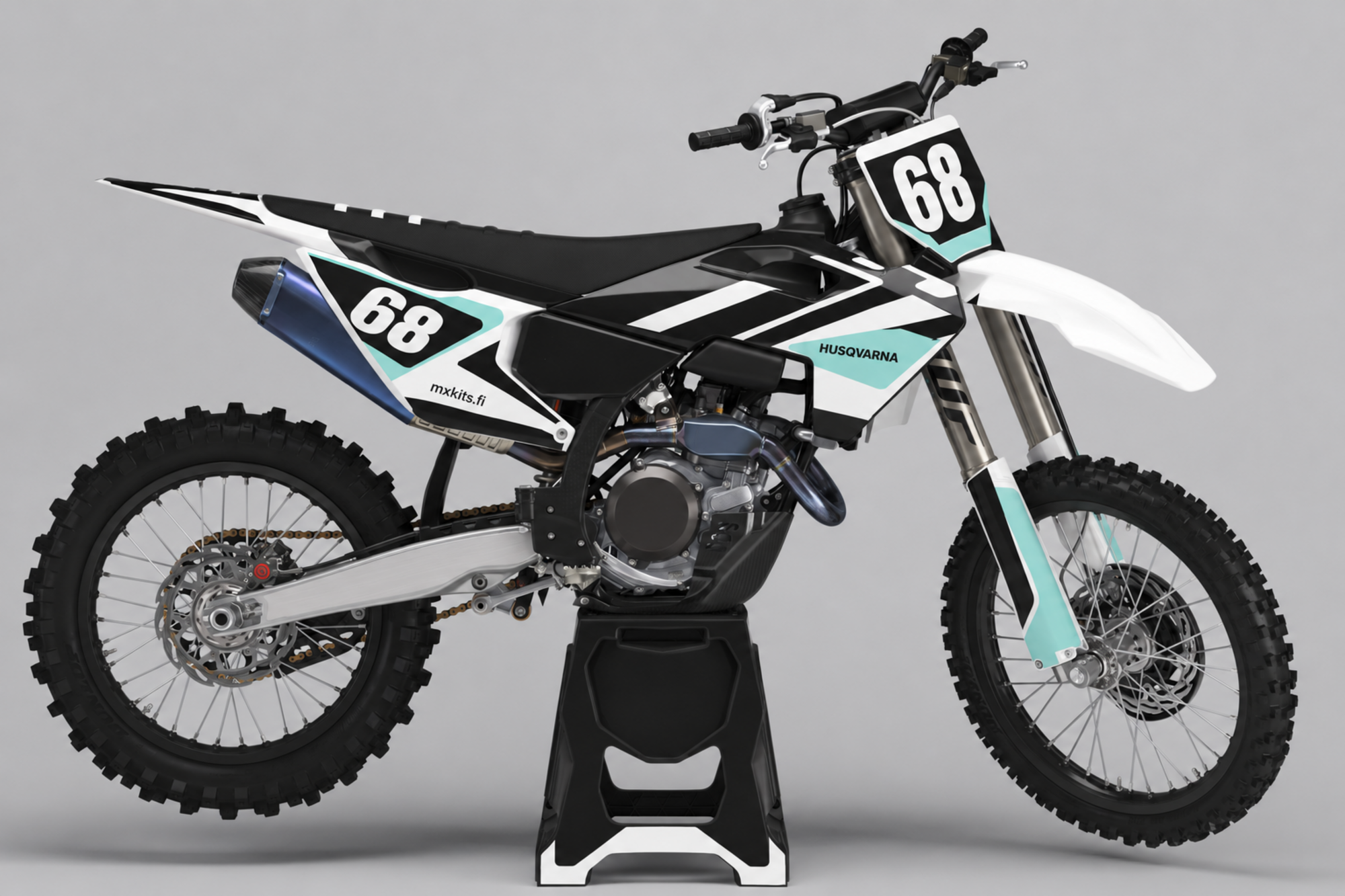 Musta ja valkoinen Husqvarna-motocrosspyörä vaalean aqua-sävyisillä retroviisteillä, sinisellä vaimentimella ja vahvalla numerografiikalla, numero 68, HUSQVARNA ja mxkits.fi.