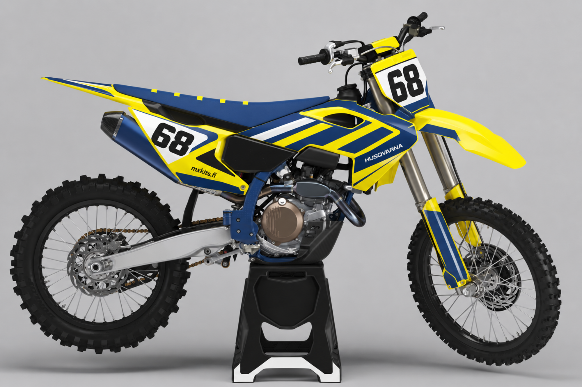 Fluoresoivan keltainen ja syvänsininen Husqvarna-motocrosspyörä valkoisilla retroviisteillä, sinisellä vaimentimella ja vahvalla numerografiikalla, numero 68, HUSQVARNA ja mxkits.fi.