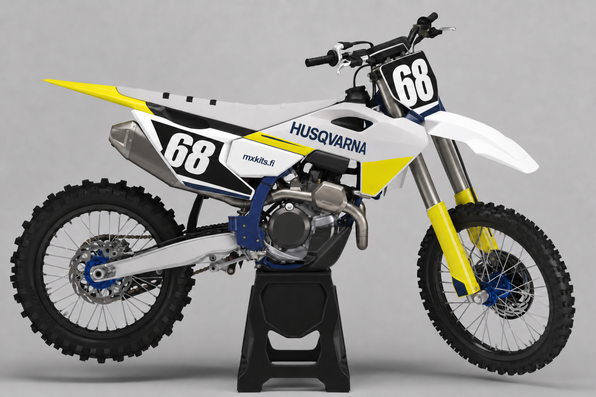 Valkoinen Husqvarna-motocrosspyörä tummansinisillä ja kirkkaankeltaisilla geometrisilla korostuksilla, valkoiset numerot 68 edessä ja sivulla, HUSQVARNA ja mxkits.fi.