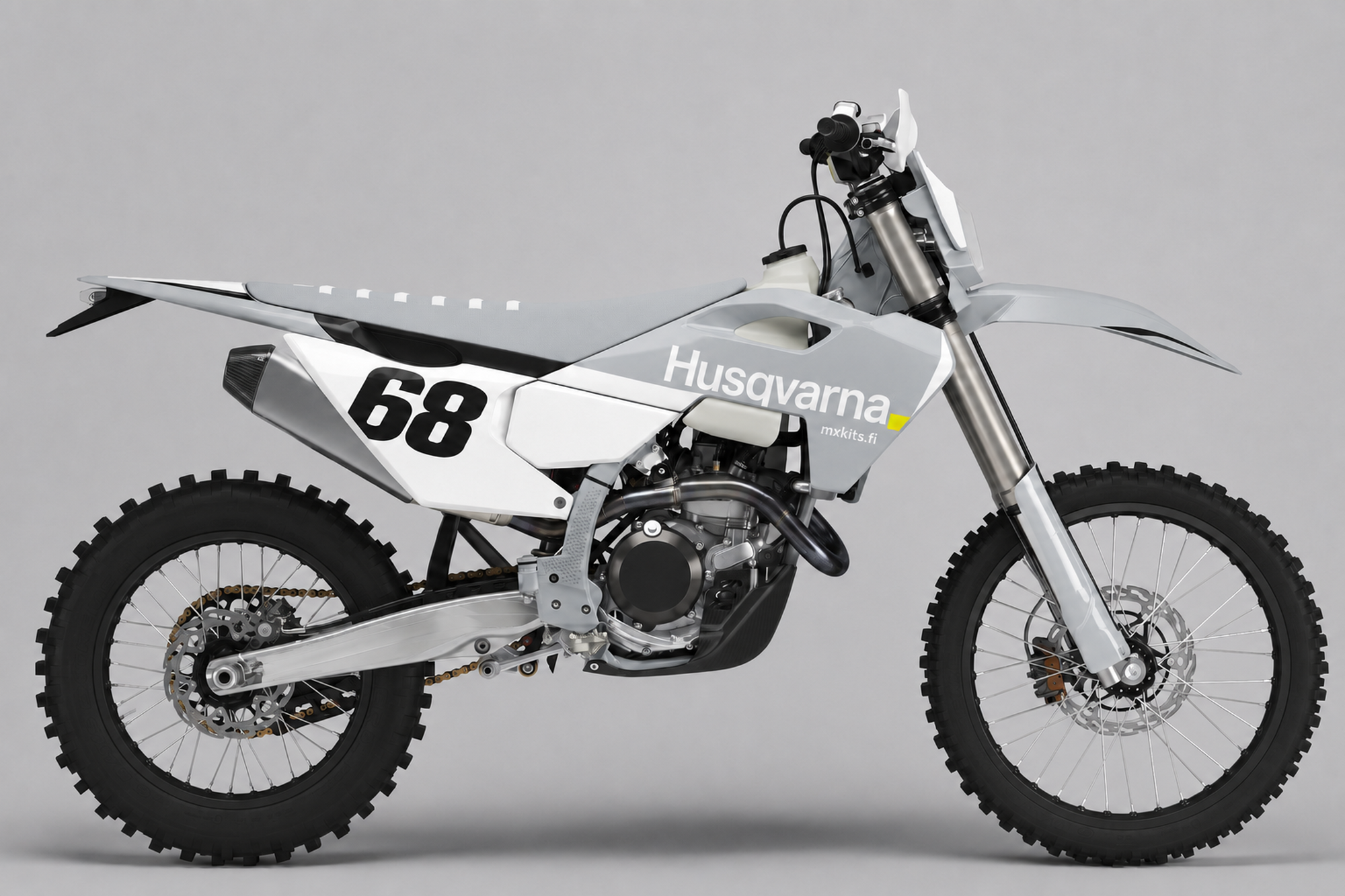 Husqvarna Hopeahuurre -motocrosspyörä sivulta, valko-hopea grafiikka, musta numero 68 ja keltainen aksentti.