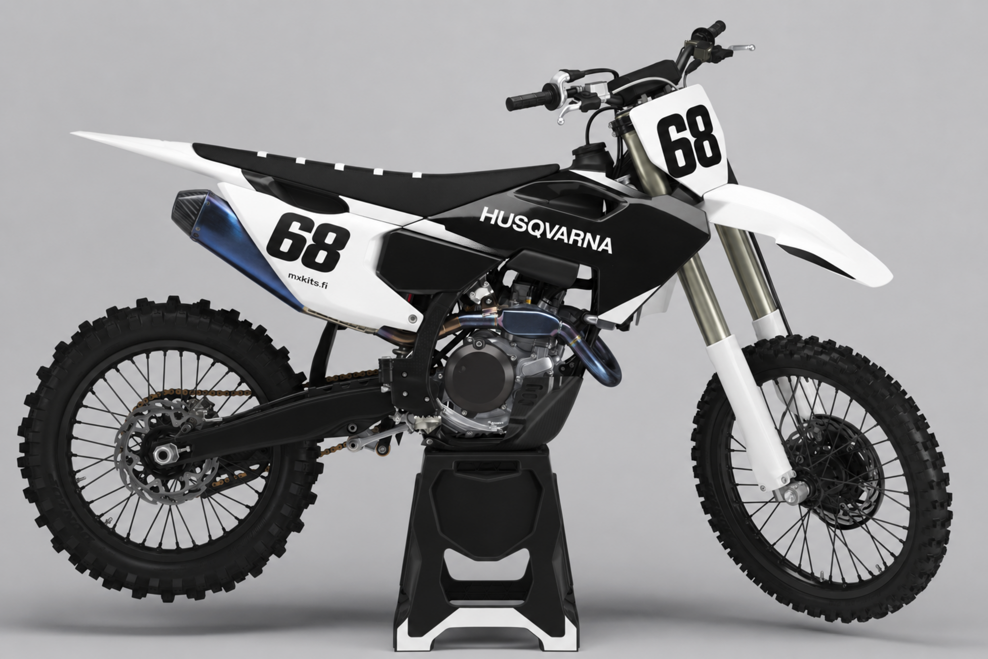 Valkoinen ja musta Husqvarna-motocrosspyörä pelkistetyillä paneeleilla, mustat numerot 68 edessä ja sivulla, valkoinen HUSQVARNA, musta mxkits.fi ja sinertävä äänenvaimennin.