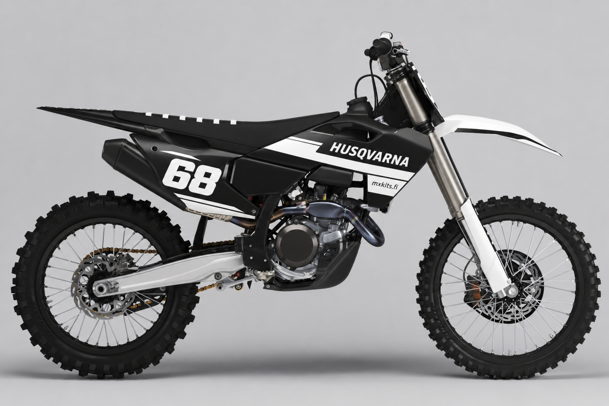 Musta ja valkoinen Husqvarna-motocrosspyörä vahvoilla vaakasuuntaisilla lohkoilla ja pelkistetyllä yksivärigrafiikalla, numero 68, HUSQVARNA ja mxkits.fi.