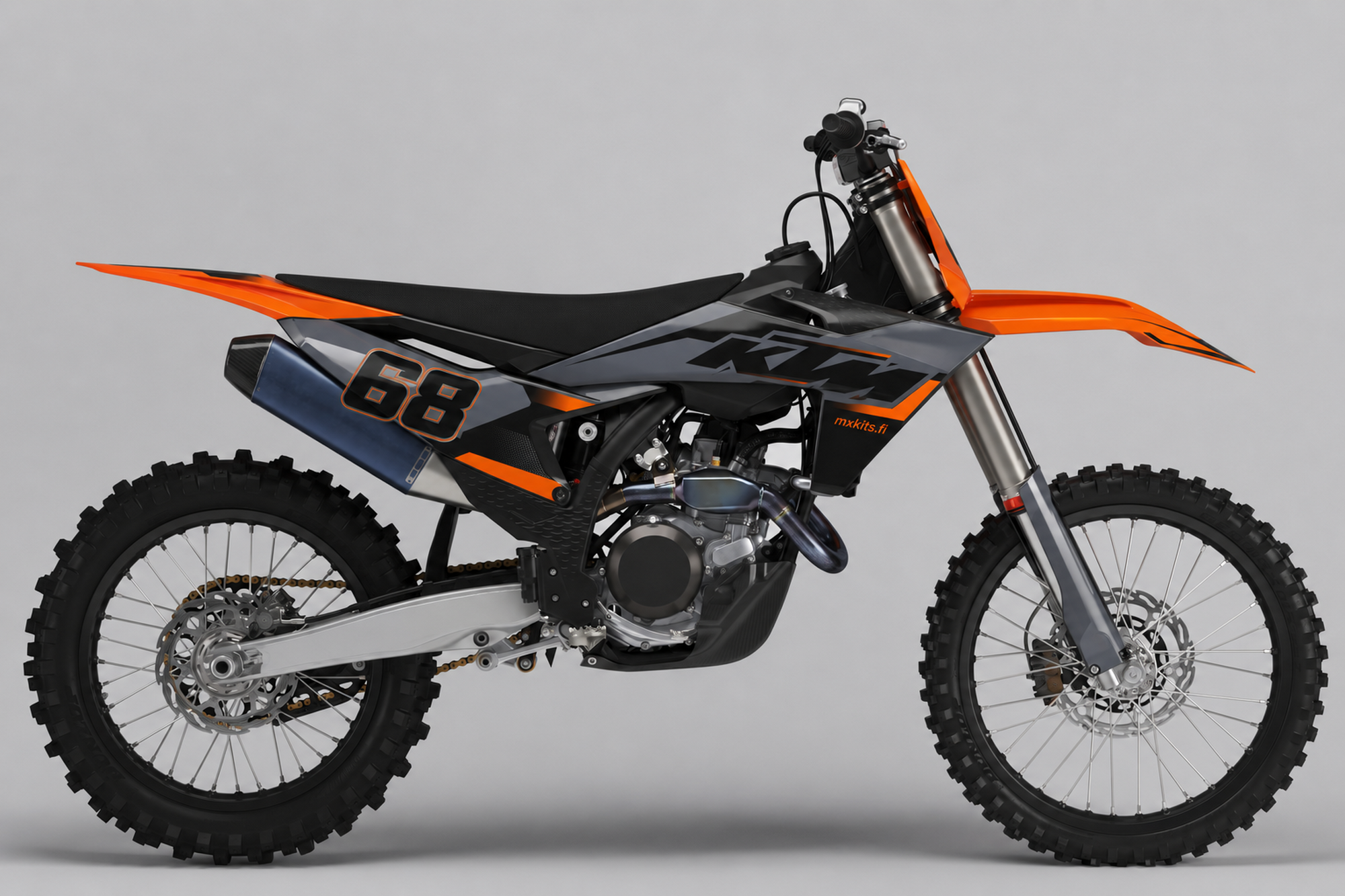 Grafiitinharmaa ja musta KTM-motocrosspyörä sivulta, Grafiittikiito-grafiikassa oranssit lokasuojat ja kiilat, tumma numero 68 oranssilla reunalla sekä mxkits.fi.