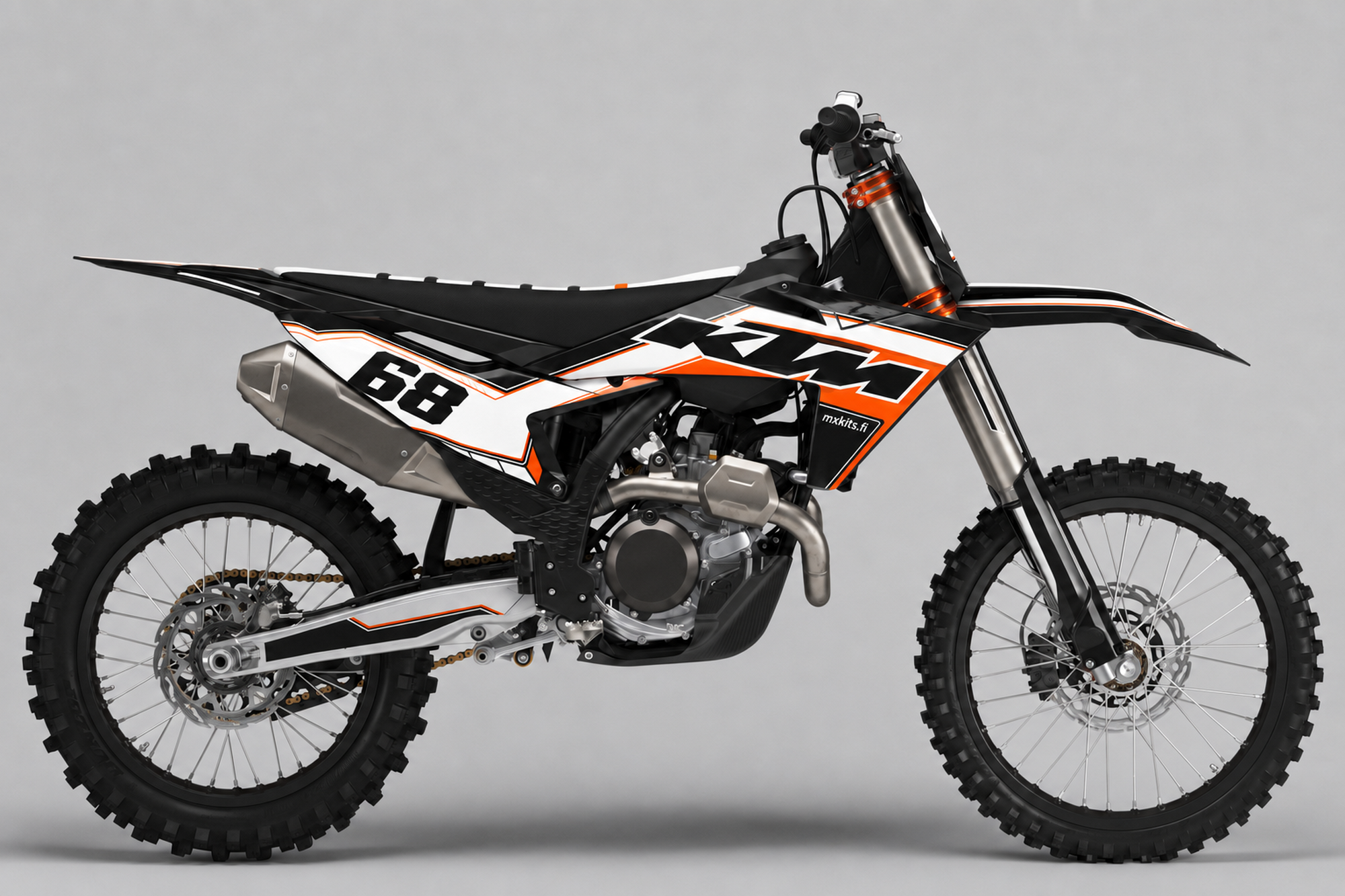 Musta-valkoinen KTM Hehkukehys -motocrosspyörä kirkkaanoransseilla rajauksilla, musta numero 68 ja mxkits.fi sivulla.