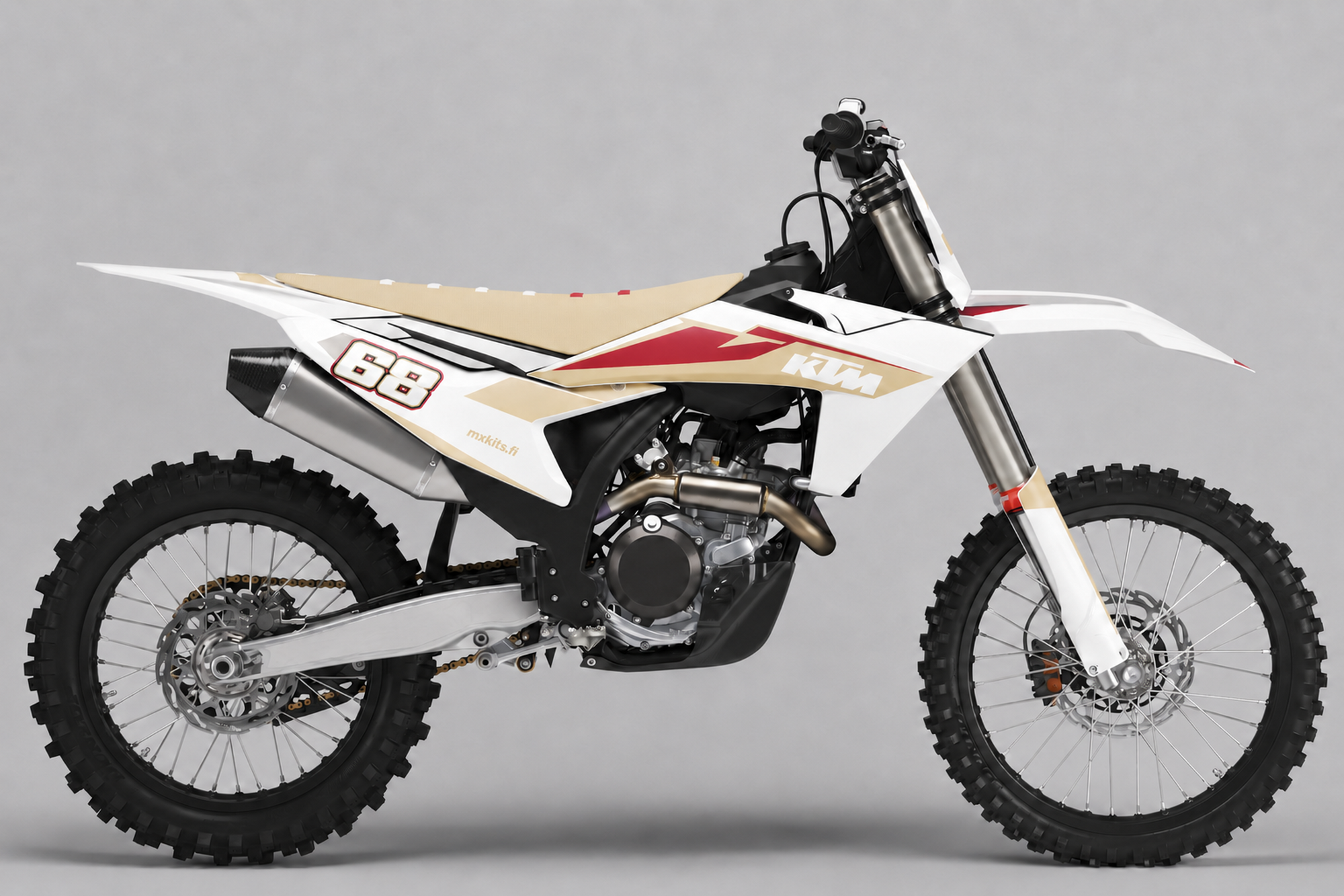 Valkoinen KTM Helmikiila -motocrosspyörä, helmenbeiget paneelit, viininpunainen keskikiila, numero 68 ja mxkits.fi.