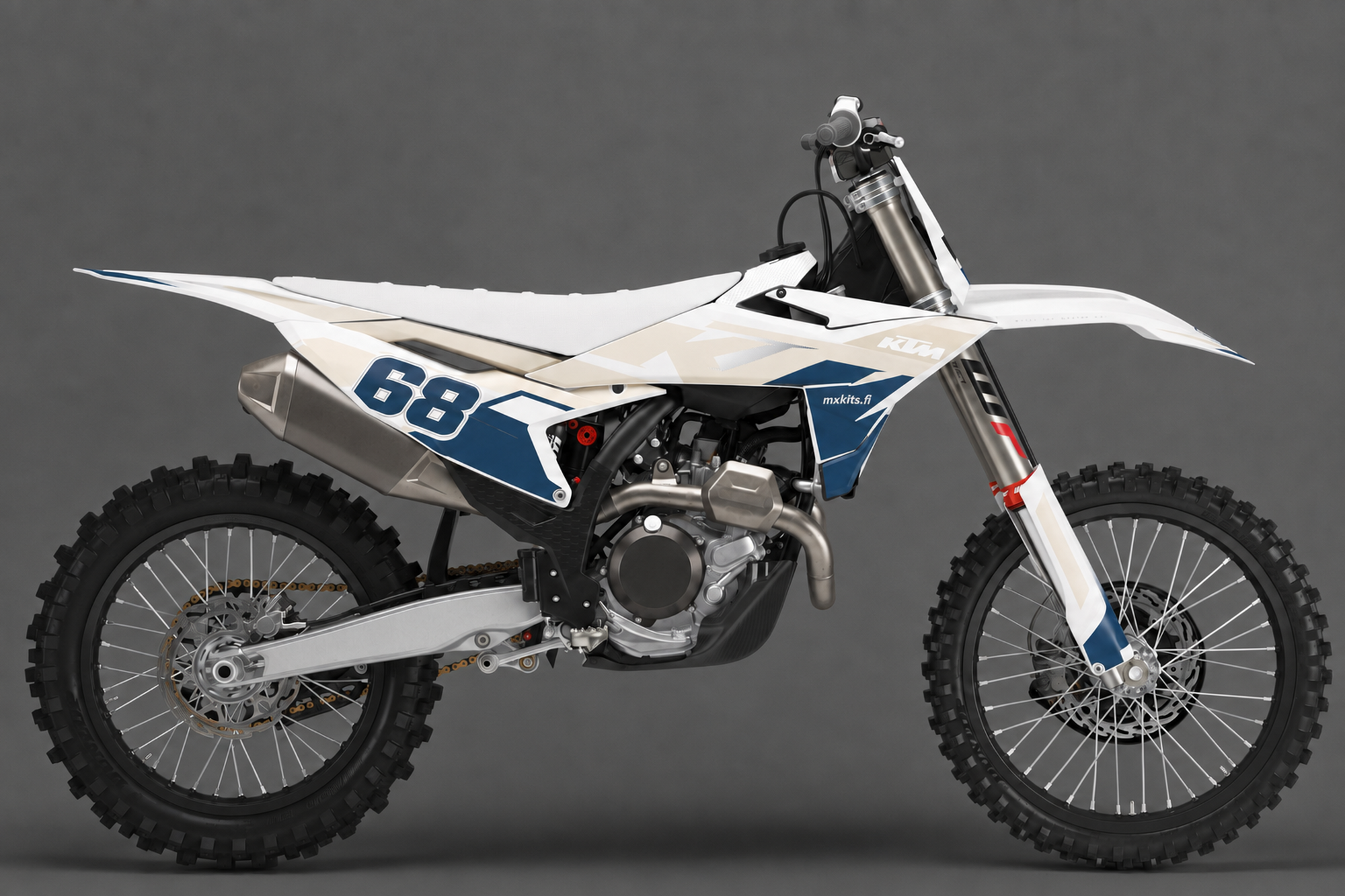 Valkoinen, hiekanvärinen ja tummansininen KTM-motocrosspyörä sivulta, personoidussa Hiekkaviima-tarrasarjassa numero 68 ja mxkits.fi.