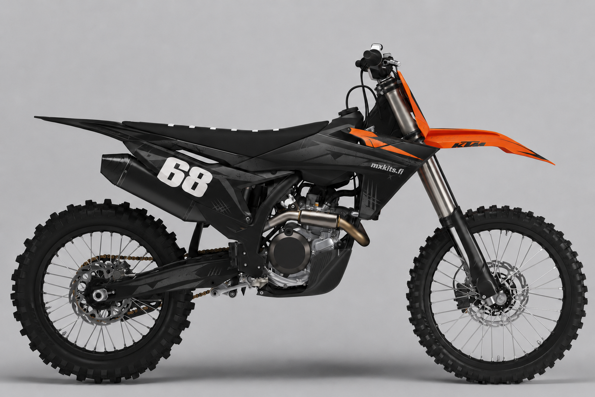 Musta KTM-motocrosspyörä Hiilinaarmu-grafiikalla, hiilenharmaat naarmut, oranssi keula, numero 68 ja mxkits.fi.