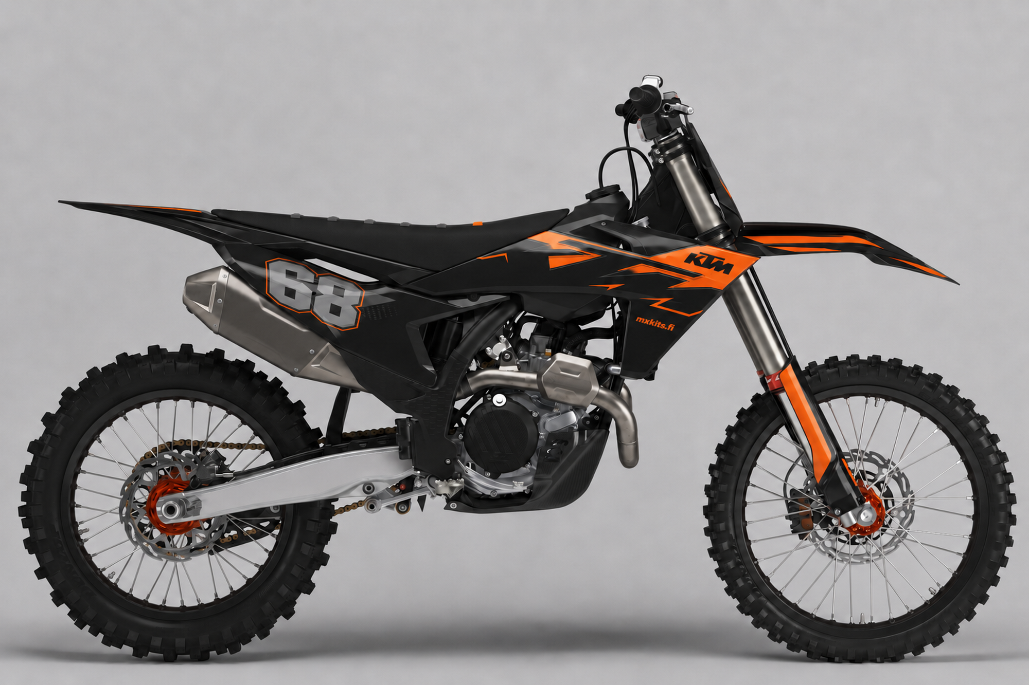 Lähes musta KTM-motocrosspyörä sivulta Hiilinuoli-grafiikalla, terävät oranssit nuolet, grafiitinharmaa numero 68 oranssilla reunalla sekä mxkits.fi.