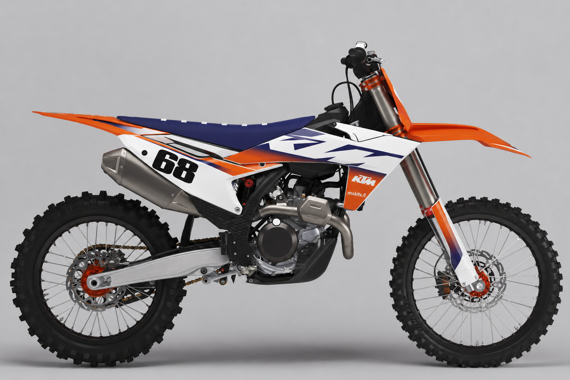 Valkoinen KTM Jääpurje -motocrosspyörä, tummansiniset kulmakuviot, oranssit lokasuojat, musta numero 68 ja mxkits.fi.
