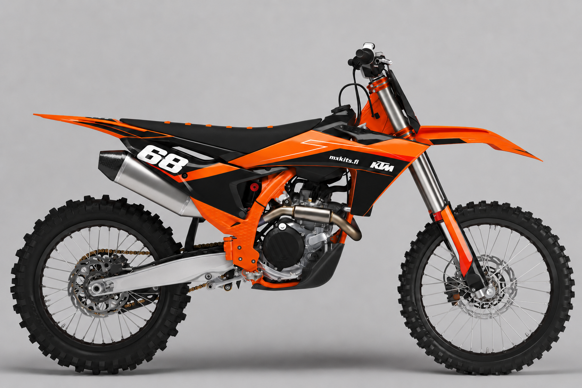 Oranssi ja musta KTM Kaarreviilto -motocrosspyörä, valkoinen sivuviilto, numero 68 sekä mxkits.fi sivukatteessa.