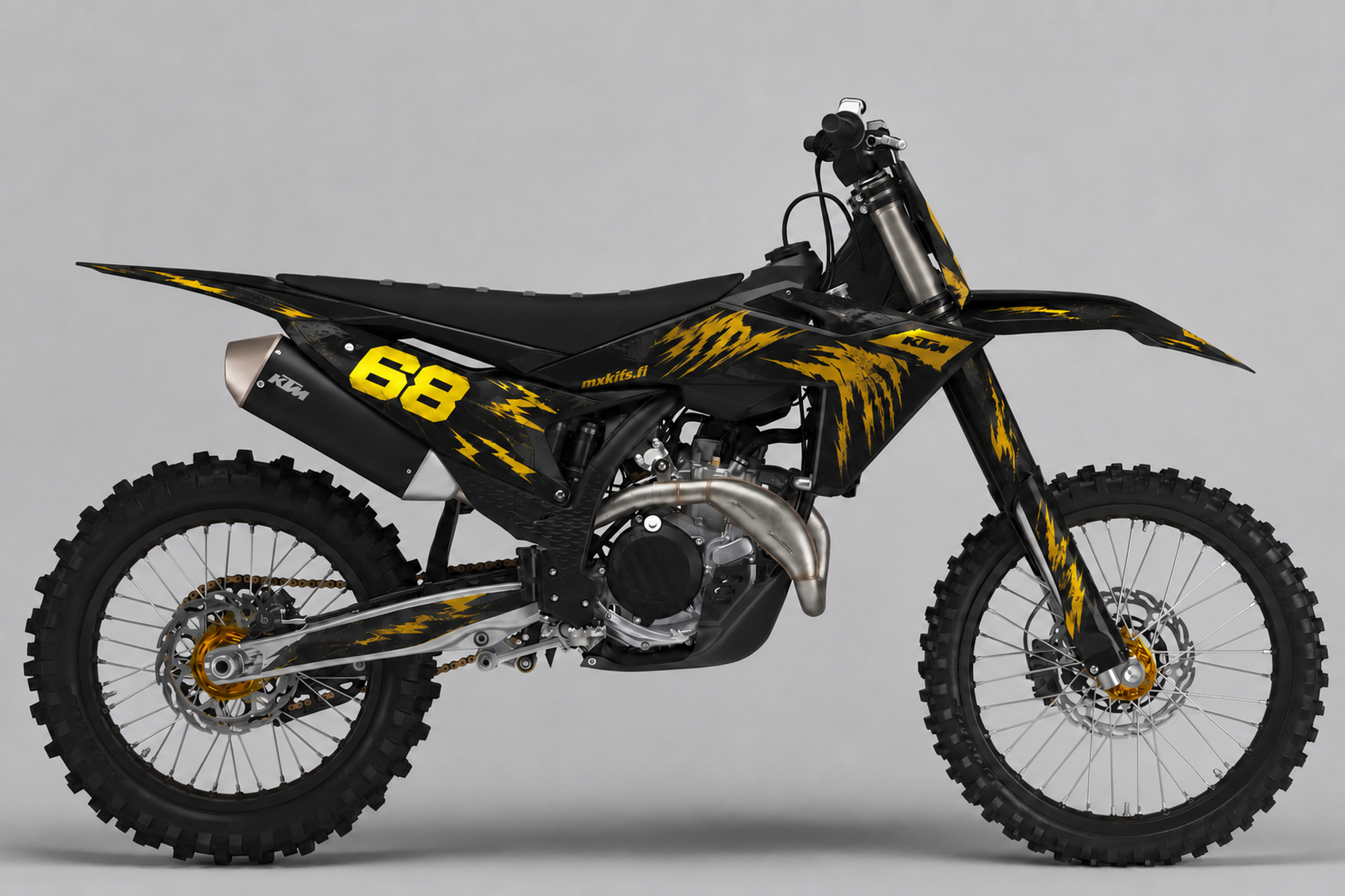 Musta KTM-motocrosspyörä sivulta Kalmankulta-grafiikalla, kultakeltainen numero 68, terävät kynsijäljet, keltaiset aksentit ja mxkits.fi.