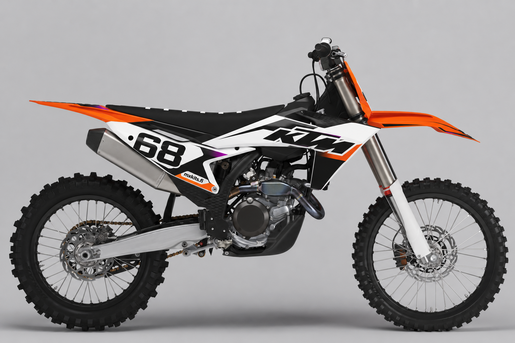 KTM-motocrosspyörä sivulta Kirkaslinja-grafiikalla, valkoiset sivupaneelit, mustat kiilat ja numero 68, oranssit muovit, pienet violetit korostukset sekä mxkits.fi.