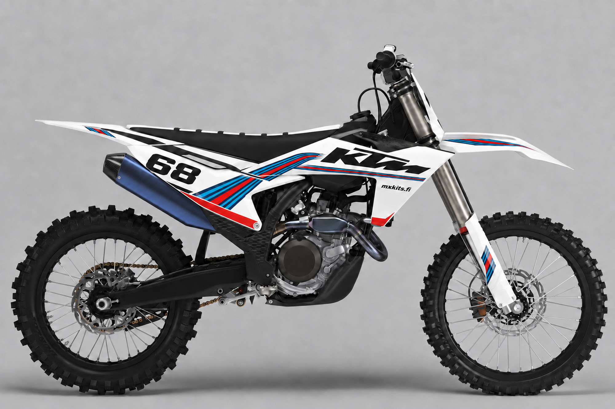 Valkoinen KTM Kolmiraitakaari -motocrosspyörä sinipunaisilla raidoilla, mustilla leikkauksilla, numero 68 ja mxkits.fi.
