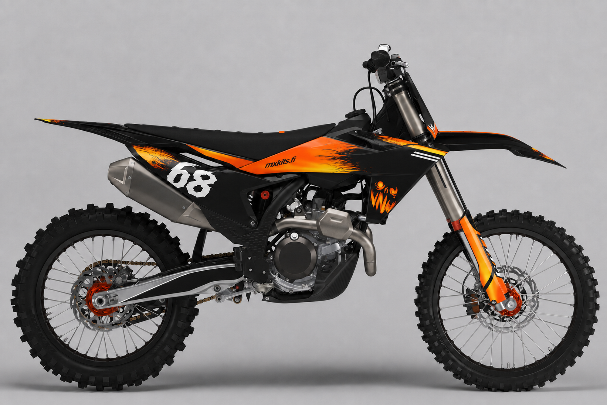 Musta KTM-motocrosspyörä Kurpitsayö-grafiikalla, oranssit liekkiviillot, kurpitsakuvio, numero 68 ja mxkits.fi.