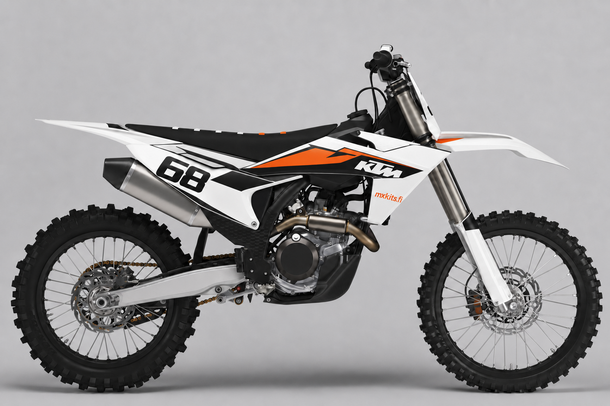 Valkoinen KTM Lumikiila -motocrosspyörä, pitkät mustat kiilakuviot, oranssi keskikärki, musta numero 68 ja mxkits.fi.
