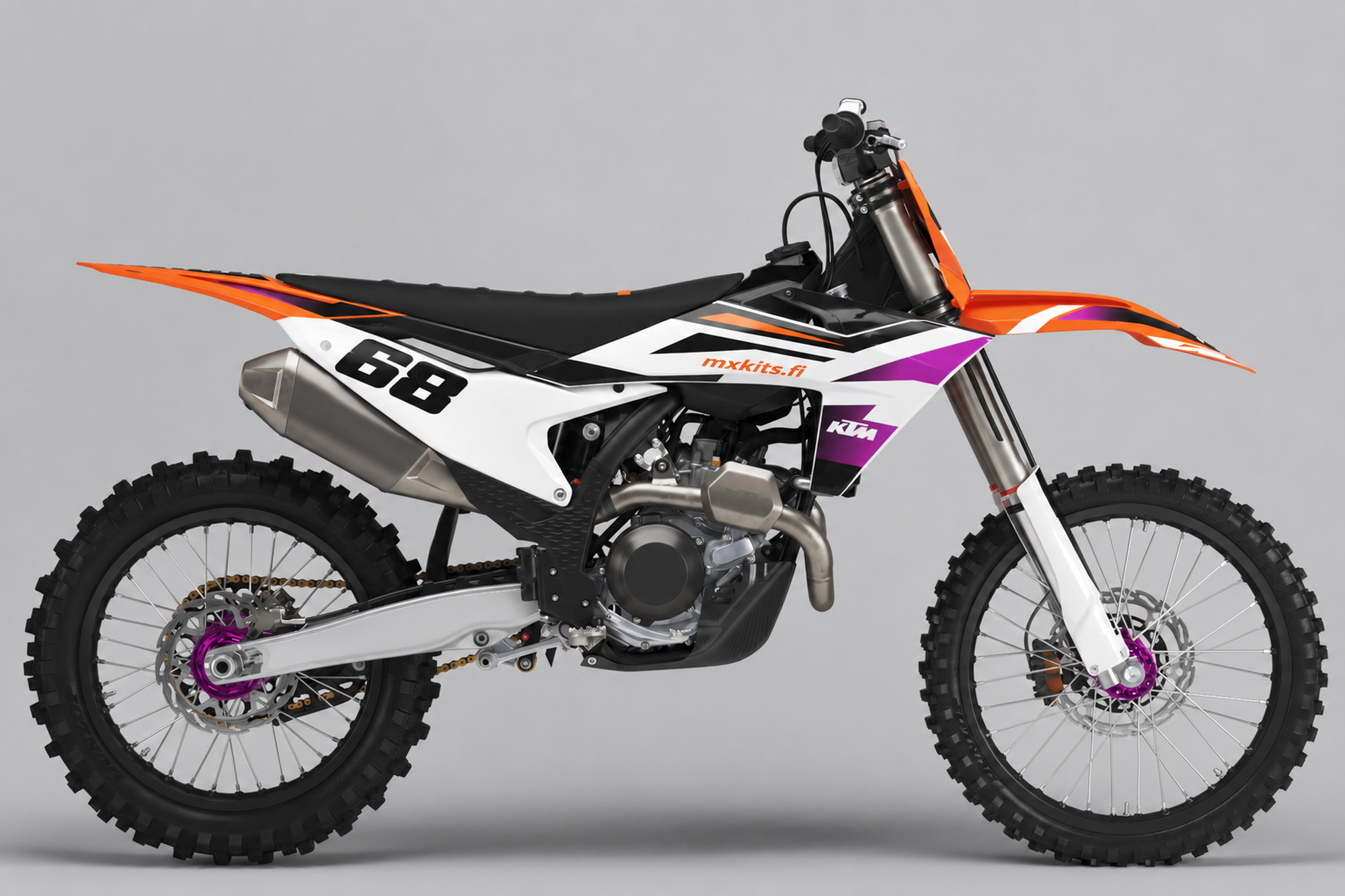 Valkoinen KTM Magentaura -motocrosspyörä, oranssi yläkaari, mustat kiilat, magentavioletti keskikärki, numero 68 ja mxkits.fi.