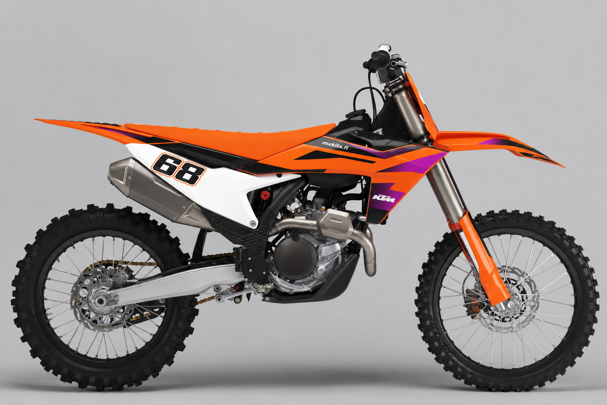 Oranssi KTM Mandariiniprisma -endurografiikka, valkoinen numeropaneeli, musta ja violetti kiilakuvio, numero 68 sekä mxkits.fi.